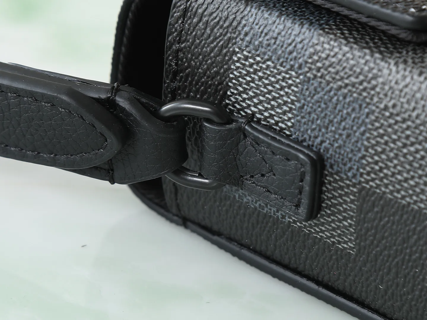 💰980 Top original order Exclusive real shot】M14923 This Steamer mini handbag uses Damoflage Black coated canvas to present Pharrell Williams' elegant and elegant design. Pixelated Damier Graphite pattern creates a modern look. The square lock buckle connects to the delicate bead chain, and the adjustable shoulder strap allows for shoulder or cross-body wear. Dimensions: 18x11x6.5 cm (length x height x width)