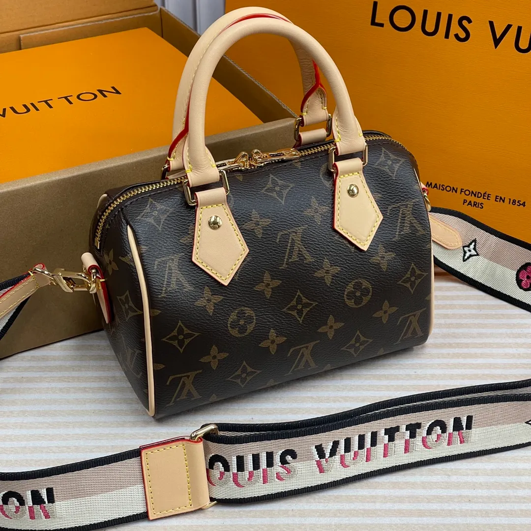 [Upgraded version] P660🐶Upgraded version. High quality. Semi-steel hardware. ❣️M45957🐶 Comes with complete packaging SPEEDY BANDOULIÈRE 20 handbag This Speedy Bandoulière 20 handbag is made of Monogram canvas, cow leather trim and fabric lining, continuing the Louis Vuitton Speedy in a compact size The classic design of the travel bag features rolled leather handles and a removable and adjustable fabric shoulder strap embellished with the brand's signature texture. Dimensions: 20 x 13 x 12 cm