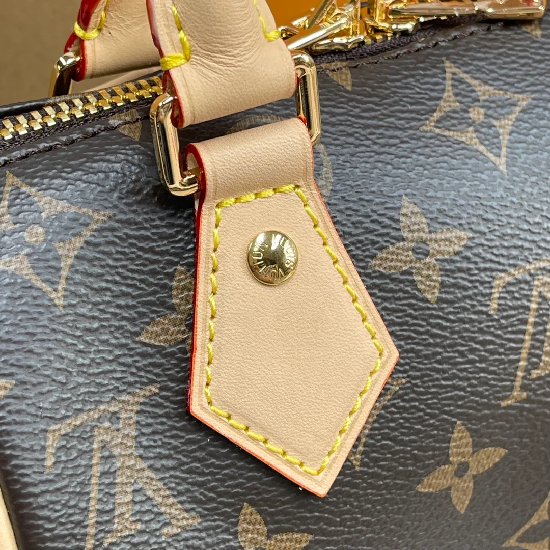 [Upgraded version] P660🐶Upgraded version. High quality. Semi-steel hardware. ❣️M45957🐶 Comes with complete packaging SPEEDY BANDOULIÈRE 20 handbag This Speedy Bandoulière 20 handbag is made of Monogram canvas, cow leather trim and fabric lining, continuing the Louis Vuitton Speedy in a compact size The classic design of the travel bag features rolled leather handles and a removable and adjustable fabric shoulder strap embellished with the brand's signature texture. Dimensions: 20 x 13 x 12 cm