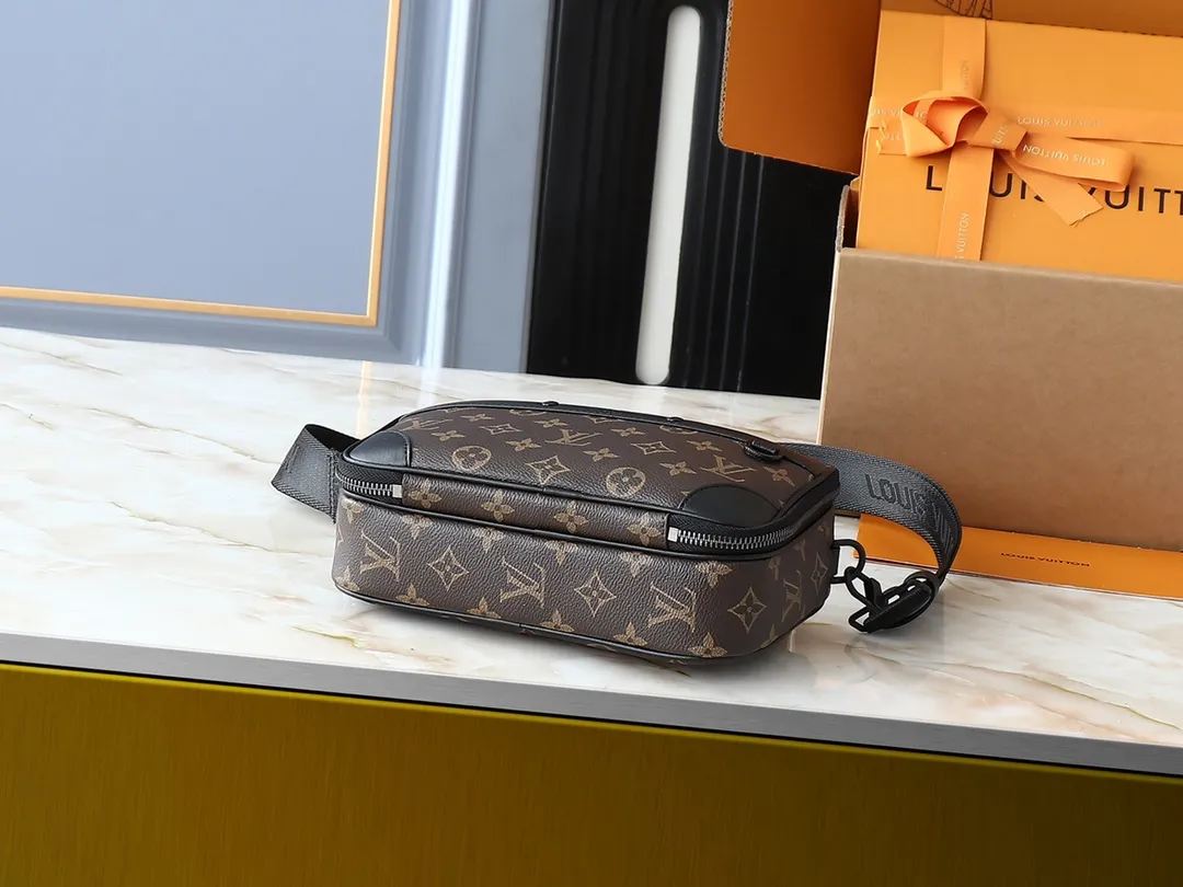 💰260💰Upgraded from the original M31069 M46955 M31014 M31016 nano alpha handbag, the monogram shadow leather is subtly embossed with the monogram pattern, making the compact structure show elegance. Black leather rivets with black floral pattern, two corners wrapped compartments on the front, box bag, camera bag, shoulder bag oo[handshake][handshake] rivet elements are marked with brand imprints, zipper compartments and external patch pockets are convenient for storing daily needs, and the detachable and adjustable leather shoulder strap allows for comfortable carrying. 24 x 16 x 8 cm (length x height x width)