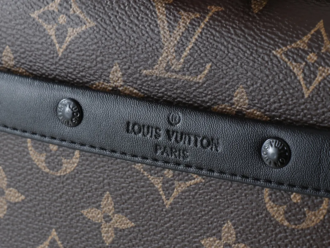 💰260💰Upgraded from the original M31069 M46955 M31014 M31016 nano alpha handbag, the monogram shadow leather is subtly embossed with the monogram pattern, making the compact structure show elegance. Black leather rivets with black floral pattern, two corners wrapped compartments on the front, box bag, camera bag, shoulder bag oo[handshake][handshake] rivet elements are marked with brand imprints, zipper compartments and external patch pockets are convenient for storing daily needs, and the detachable and adjustable leather shoulder strap allows for comfortable carrying. 24 x 16 x 8 cm (length x height x width)