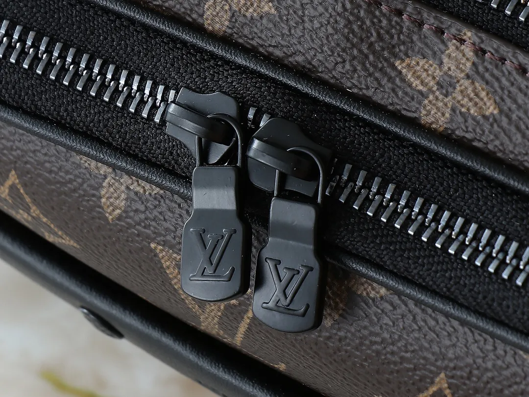 💰260💰Upgraded from the original M31069 M46955 M31014 M31016 nano alpha handbag, the monogram shadow leather is subtly embossed with the monogram pattern, making the compact structure show elegance. Black leather rivets with black floral pattern, two corners wrapped compartments on the front, box bag, camera bag, shoulder bag oo[handshake][handshake] rivet elements are marked with brand imprints, zipper compartments and external patch pockets are convenient for storing daily needs, and the detachable and adjustable leather shoulder strap allows for comfortable carrying. 24 x 16 x 8 cm (length x height x width)
