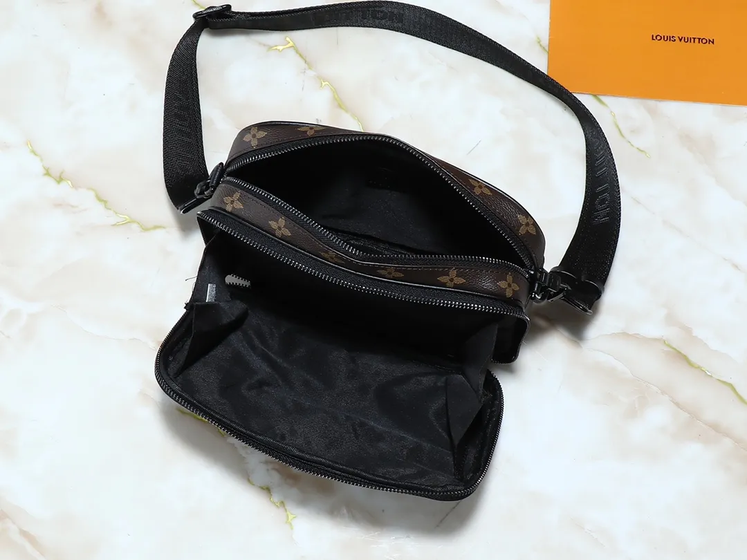 💰260💰Upgraded from the original M31069 M46955 M31014 M31016 nano alpha handbag, the monogram shadow leather is subtly embossed with the monogram pattern, making the compact structure show elegance. Black leather rivets with black floral pattern, two corners wrapped compartments on the front, box bag, camera bag, shoulder bag oo[handshake][handshake] rivet elements are marked with brand imprints, zipper compartments and external patch pockets are convenient for storing daily needs, and the detachable and adjustable leather shoulder strap allows for comfortable carrying. 24 x 16 x 8 cm (length x height x width)