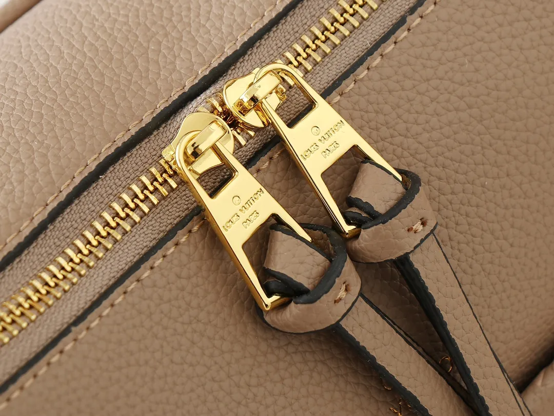 💰240💰Upgraded from the original M45522, 43170. This MONOGRAM canvas material is a new style of Melie handbag, a fashionable must-have item. Veau Cachemire leather material. Full leather embossed woven wrist double bag shopping bag. Lightweight and comfortable to carry. Unique vertical and narrow shape with modern style. Zipper pocket with metal engraved zipper puller for more personality. Size: 33x16x30cm