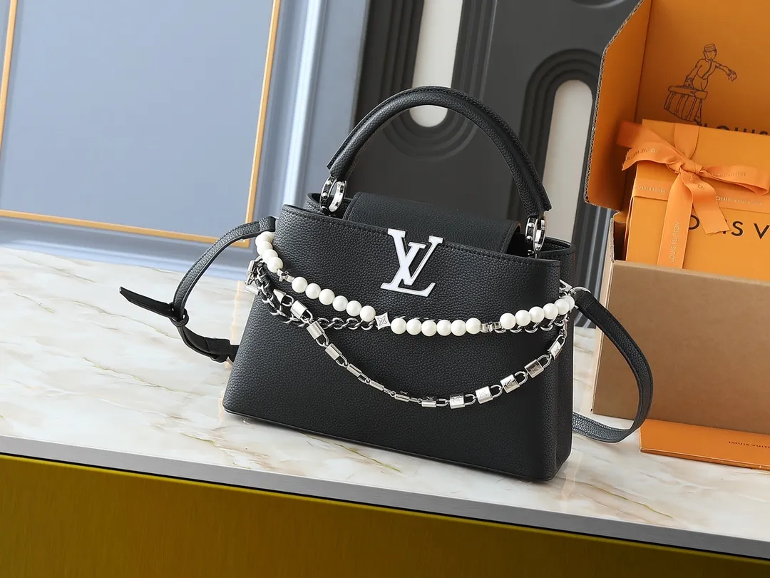 💰440💰Guangzhou goods Upgraded original M12345 M12346 M12279 M11908 M11906 This Capucines BB handbag is from the Trilogy series, using Taurillon cow leather and dazzling metal parts to convey elegant style. The gorgeous chain is embellished with a mini padlock and an enamel Monogram flower. The flap can be placed externally or internally to open multiple pockets. The sophisticated design allows for a variety of carrying experiences. Dimensions: 31.05 x 20.0 x 11.0 cm (length x height x width)