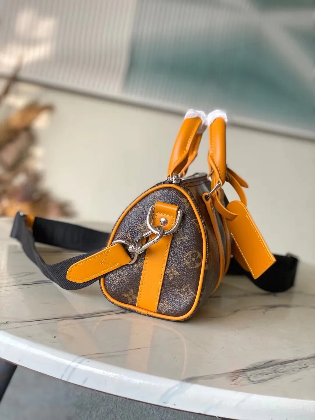 💰1020 Top original order M12733 This Keepal Bandouliere 25 handbag is from the LV Colormania series, using Monogram Macassar canvas and leather to interpret urban style. The colors of the side straps, top handles and fabric lining complement each other, and the brand’s retro slogan Volez, Voguez, Voyagez (flight, sailing, travel) is written on the classic brand. Dimensions: 25 × 15 × 11cm