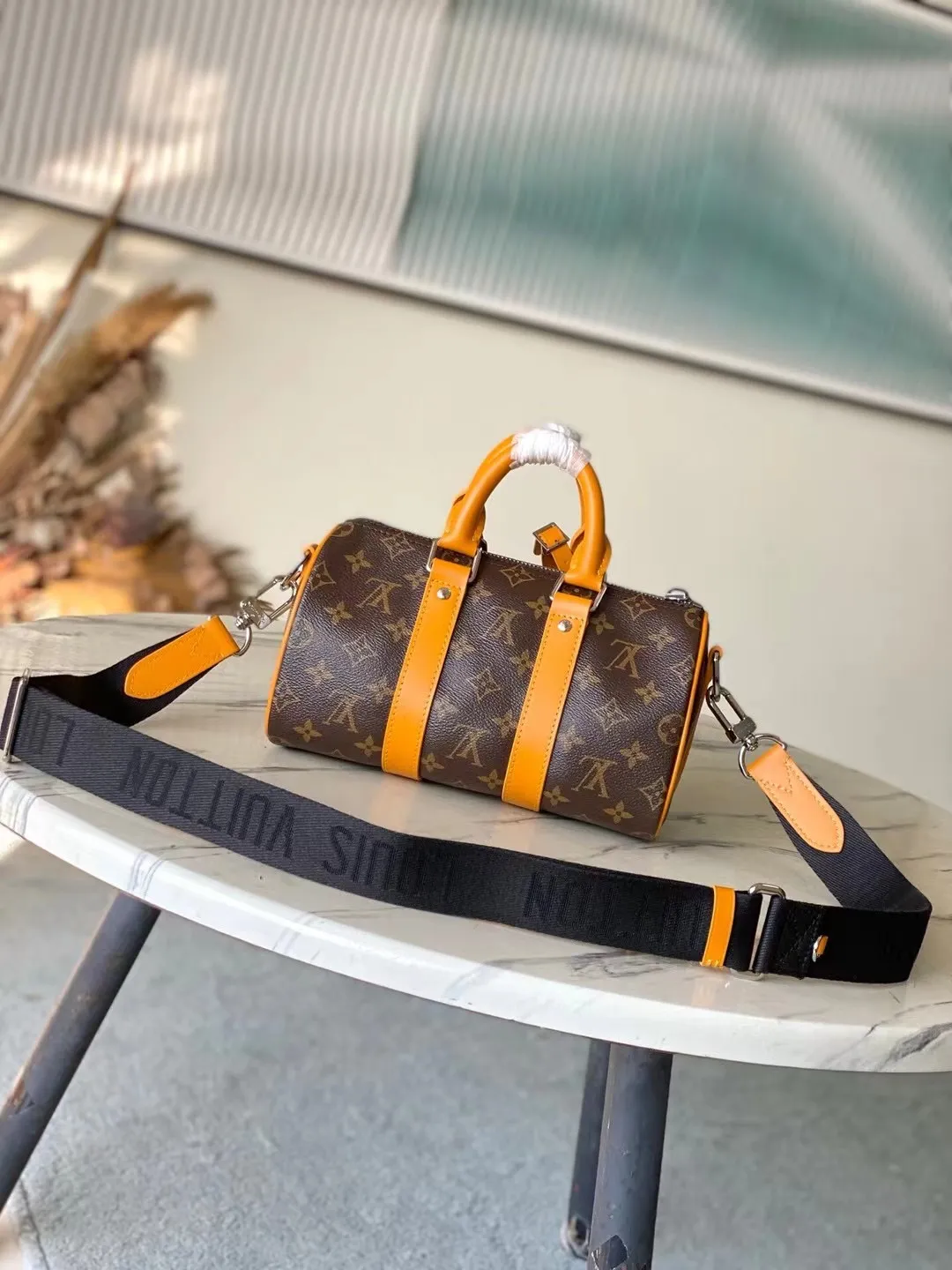 💰1020 Top original order M12733 This Keepal Bandouliere 25 handbag is from the LV Colormania series, using Monogram Macassar canvas and leather to interpret urban style. The colors of the side straps, top handles and fabric lining complement each other, and the brand’s retro slogan Volez, Voguez, Voyagez (flight, sailing, travel) is written on the classic brand. Dimensions: 25 × 15 × 11cm