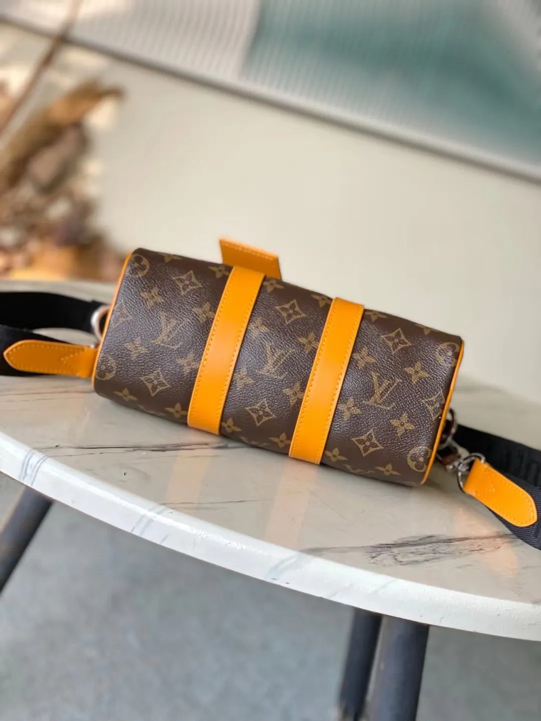 💰1020 Top original order M12733 This Keepal Bandouliere 25 handbag is from the LV Colormania series, using Monogram Macassar canvas and leather to interpret urban style. The colors of the side straps, top handles and fabric lining complement each other, and the brand’s retro slogan Volez, Voguez, Voyagez (flight, sailing, travel) is written on the classic brand. Dimensions: 25 × 15 × 11cm