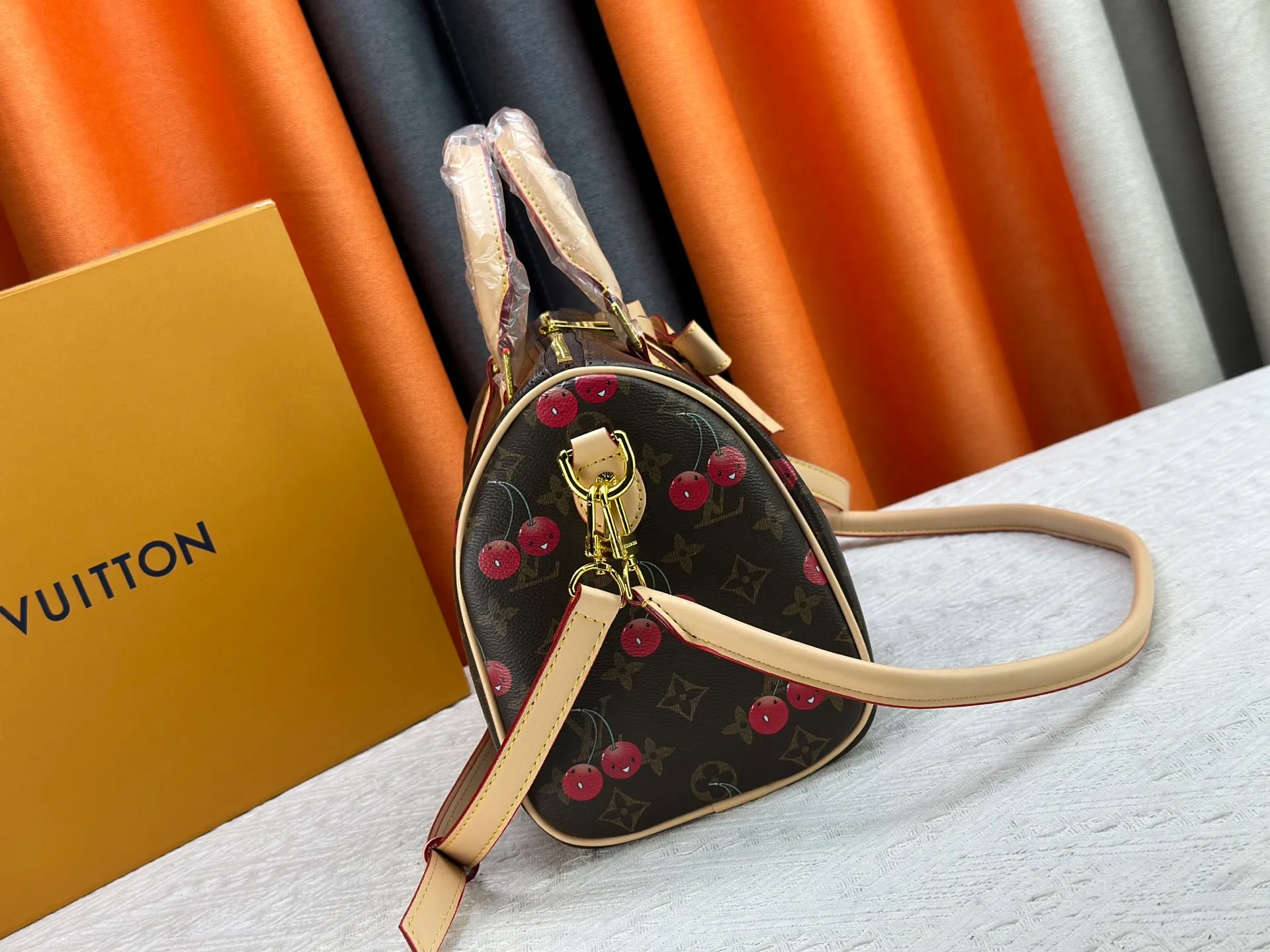 P320 M17089 M40391 Louis Vuitton first cooperated with Japanese M artist Takashi Murakami in 2003 and launched the classic "Color Monogram" series, which immediately caused a trend storm. The "Cherry Series" launched in 2005 is based on Murakami's design, integrating cherry elements into LV's classic Monogram canvas, showing the perfect combination of art and fashion. Size: 30x21x17