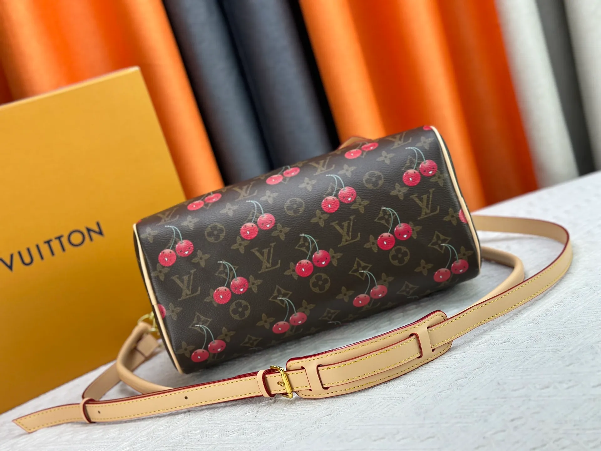 P320 M17089 M40391 Louis Vuitton first cooperated with Japanese M artist Takashi Murakami in 2003 and launched the classic "Color Monogram" series, which immediately caused a trend storm. The "Cherry Series" launched in 2005 is based on Murakami's design, integrating cherry elements into LV's classic Monogram canvas, showing the perfect combination of art and fashion. Size: 30x21x17