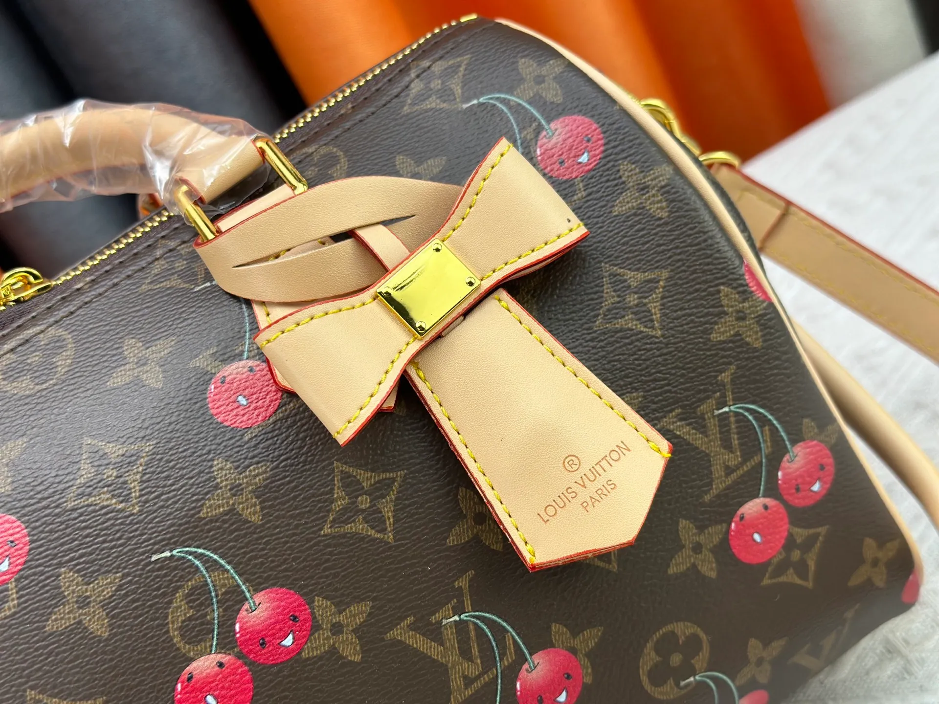 P320 M17089 M40391 Louis Vuitton first cooperated with Japanese M artist Takashi Murakami in 2003 and launched the classic "Color Monogram" series, which immediately caused a trend storm. The "Cherry Series" launched in 2005 is based on Murakami's design, integrating cherry elements into LV's classic Monogram canvas, showing the perfect combination of art and fashion. Size: 30x21x17