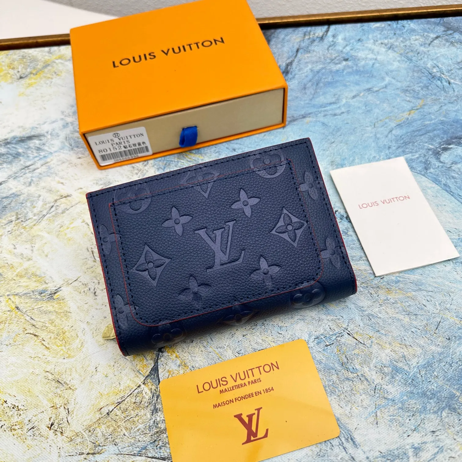 💰150 💎Top original version 🇫🇷 This Cléa wallet is made of Monogram Empreinte soft grained cowhide, embellished with Louis Vuitton's iconic Monogram embossed pattern. It has a stylish design, is exquisite and compact but has a spacious capacity. It is equipped with an external patch pocket, zipper coin pocket, banknote compartment and six credit card slots. Model: M80152 M80151 Dimensions: 12 x 9 x 3.5