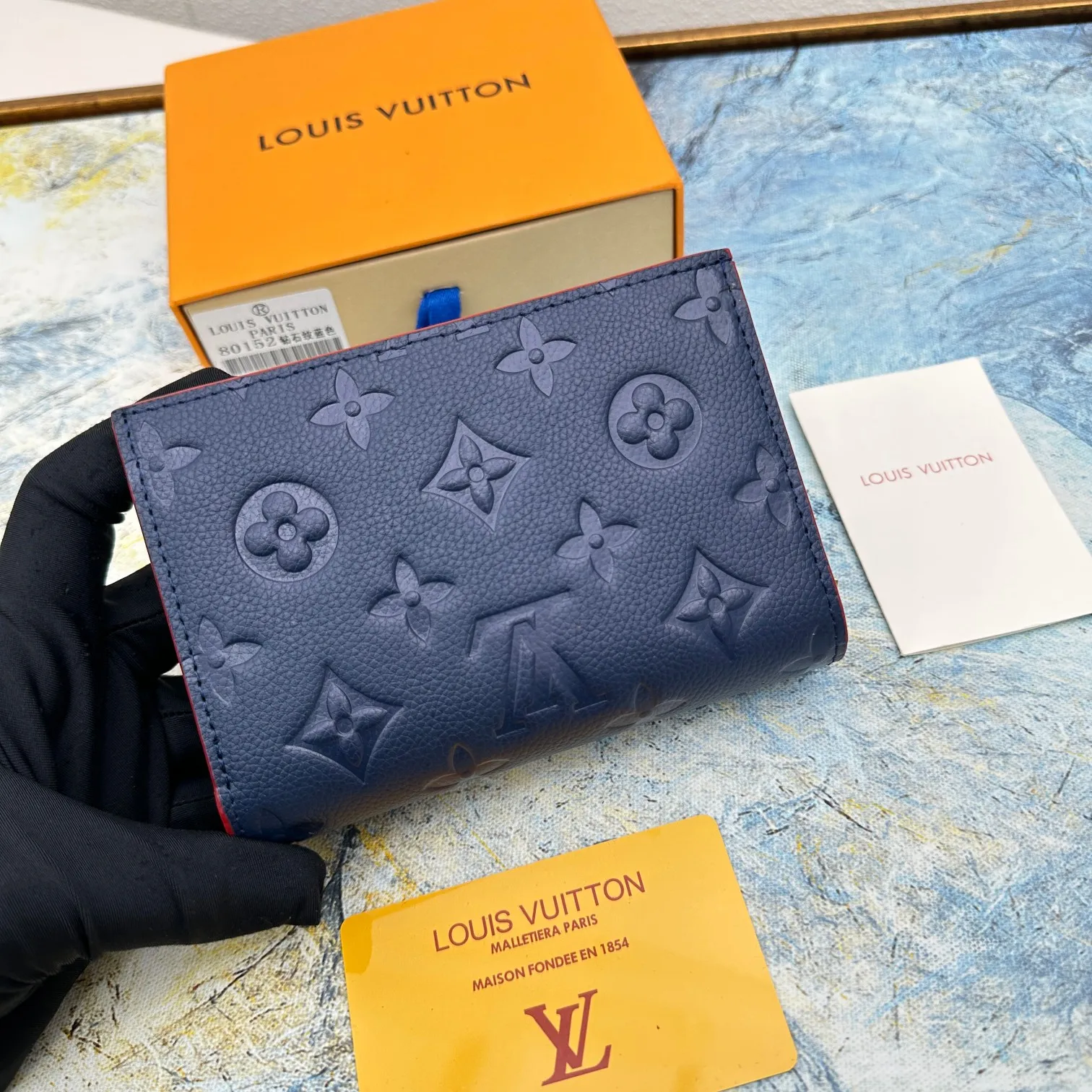 💰150 💎Top original version 🇫🇷 This Cléa wallet is made of Monogram Empreinte soft grained cowhide, embellished with Louis Vuitton's iconic Monogram embossed pattern. It has a stylish design, is exquisite and compact but has a spacious capacity. It is equipped with an external patch pocket, zipper coin pocket, banknote compartment and six credit card slots. Model: M80152 M80151 Dimensions: 12 x 9 x 3.5