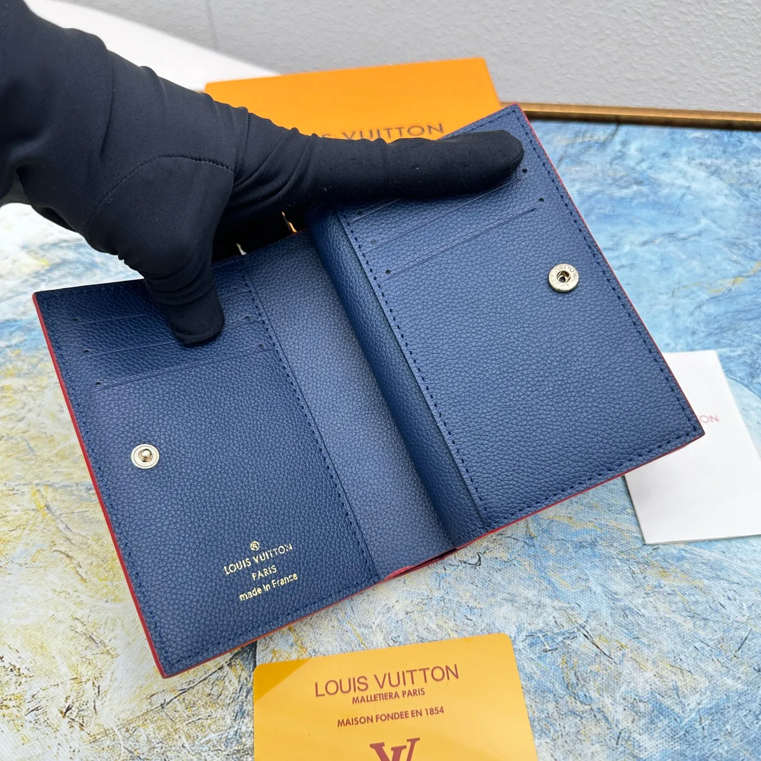 💰150 💎Top original version 🇫🇷 This Cléa wallet is made of Monogram Empreinte soft grained cowhide, embellished with Louis Vuitton's iconic Monogram embossed pattern. It has a stylish design, is exquisite and compact but has a spacious capacity. It is equipped with an external patch pocket, zipper coin pocket, banknote compartment and six credit card slots. Model: M80152 M80151 Dimensions: 12 x 9 x 3.5