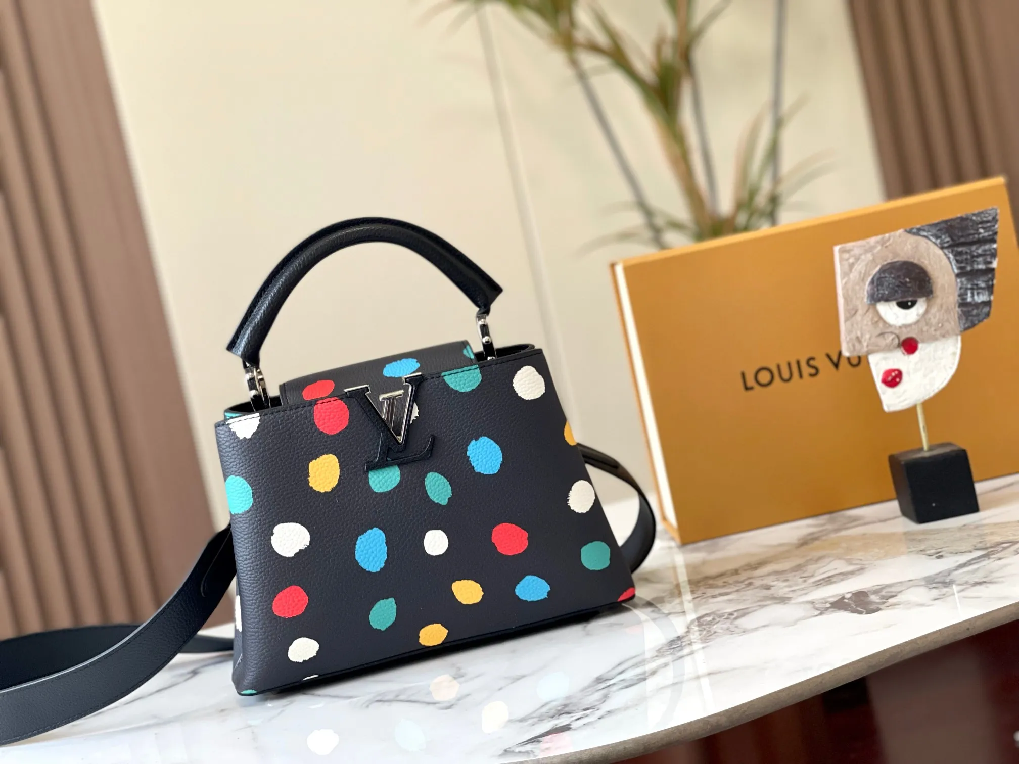 Upgraded version P440 M21663 This LV x YK Capucines small handbag comes from the Louis Vuitton x Yayoi Kusama collaboration series. The renowned Japanese artist has been obsessed with polka dots as a symbol of infinity since childhood, and finds a dazzling expression in supple Taurillon leather decorated with 3D hand-painted polka dot prints. Detailed features 27 x 18 x 9 cm (length x height x width)