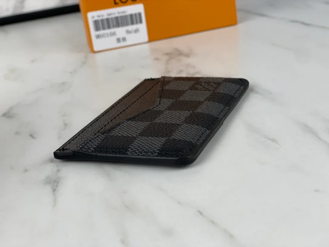 💰90💰M60166👏👏The Neo card holder made of Monogram Macassar canvas is the first choice for carrying important cards. Cowhide leather trim makes the classic Louis Vuitton pattern even more eye-catching. Dimensions: 11.0 x 7.0 x 0.6 cm