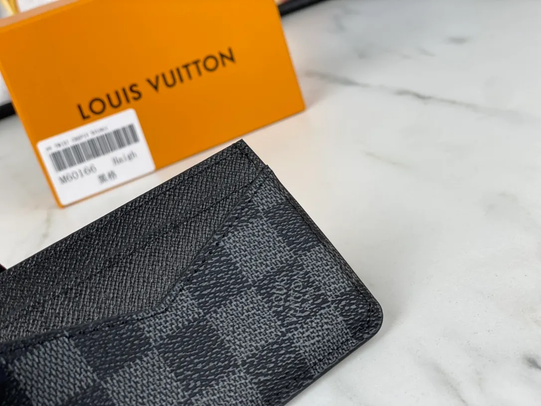 💰90💰M60166👏👏The Neo card holder made of Monogram Macassar canvas is the first choice for carrying important cards. Cowhide leather trim makes the classic Louis Vuitton pattern even more eye-catching. Dimensions: 11.0 x 7.0 x 0.6 cm