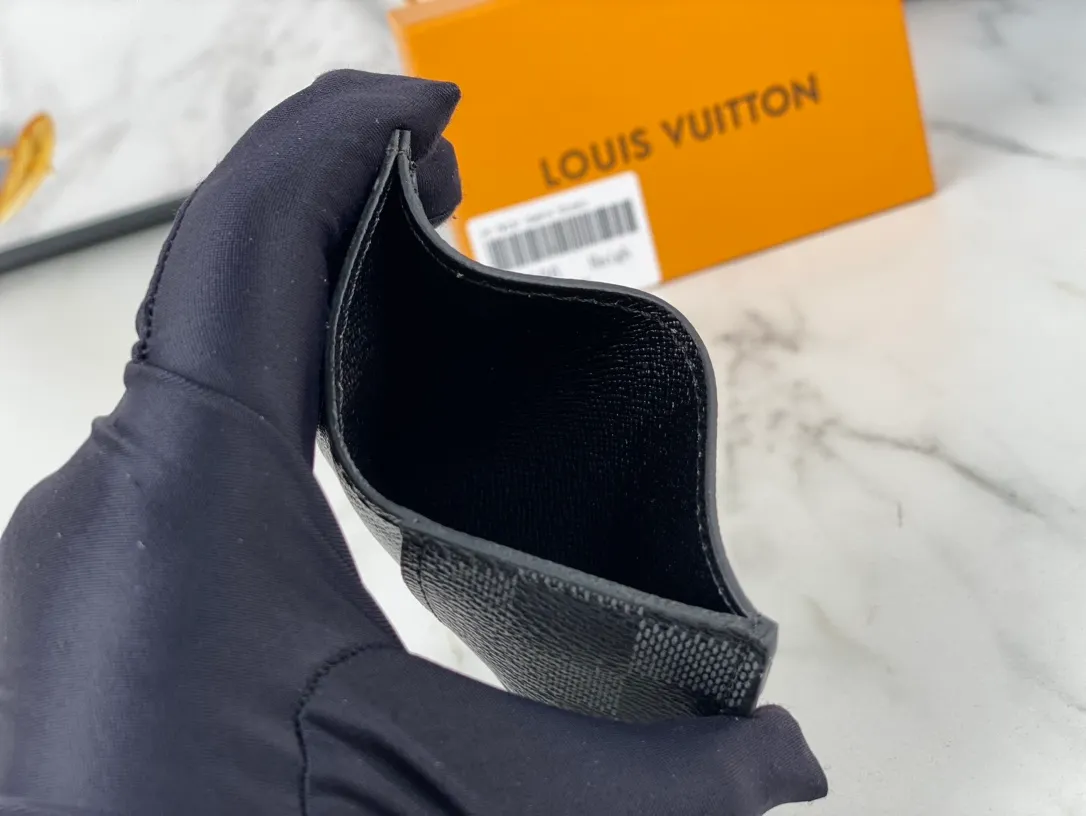 💰90💰M60166👏👏The Neo card holder made of Monogram Macassar canvas is the first choice for carrying important cards. Cowhide leather trim makes the classic Louis Vuitton pattern even more eye-catching. Dimensions: 11.0 x 7.0 x 0.6 cm