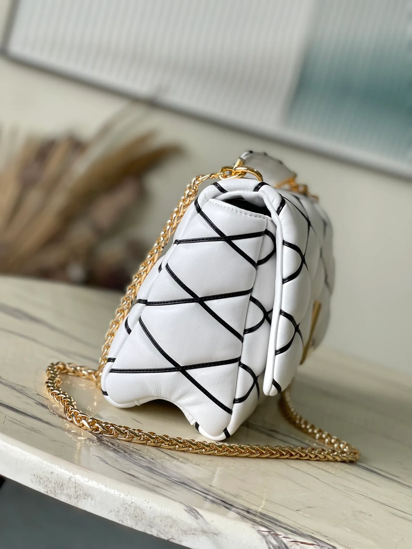 💰1460 (top layer leather) top quality original M23689 white GO-14 large handbag is made of spun and stitched sheepskin. It is opened with LV Twist twist lock and has an internal zipper pocket and a rear patch pocket with a mirror. The top handle and sliding chain are both detachable, enabling a variety of carrying methods. Dimensions: 31 × 19.5 × 11 cm