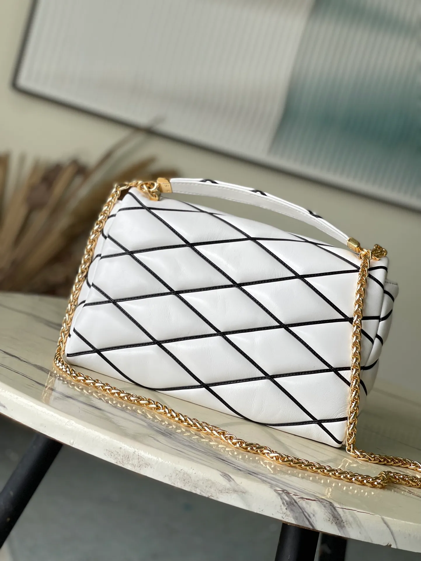 💰1460 (top layer leather) top quality original M23689 white GO-14 large handbag is made of spun and stitched sheepskin. It is opened with LV Twist twist lock and has an internal zipper pocket and a rear patch pocket with a mirror. The top handle and sliding chain are both detachable, enabling a variety of carrying methods. Dimensions: 31 × 19.5 × 11 cm