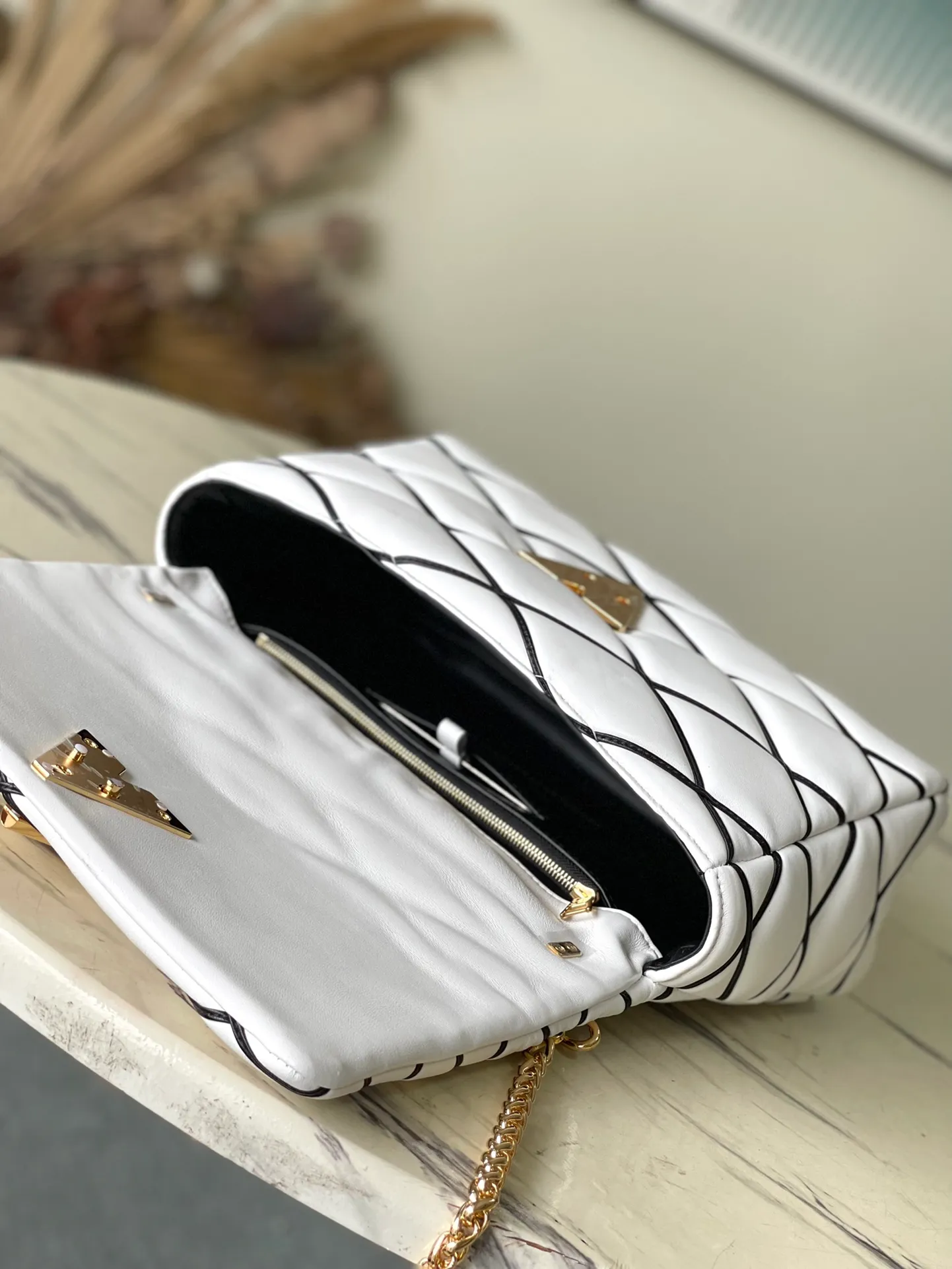 💰1460 (top layer leather) top quality original M23689 white GO-14 large handbag is made of spun and stitched sheepskin. It is opened with LV Twist twist lock and has an internal zipper pocket and a rear patch pocket with a mirror. The top handle and sliding chain are both detachable, enabling a variety of carrying methods. Dimensions: 31 × 19.5 × 11 cm