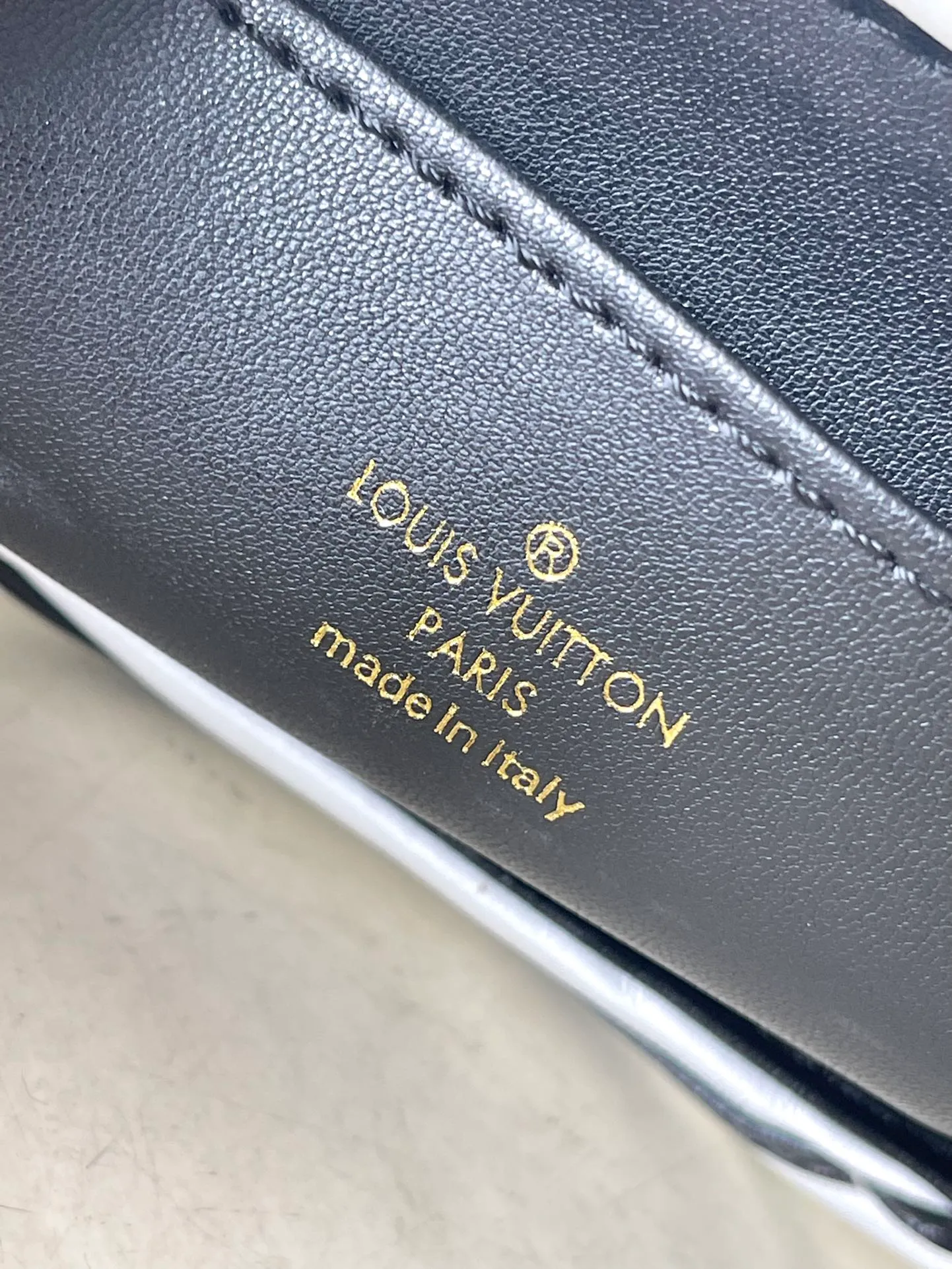 💰1460 (top layer leather) top quality original M23689 white GO-14 large handbag is made of spun and stitched sheepskin. It is opened with LV Twist twist lock and has an internal zipper pocket and a rear patch pocket with a mirror. The top handle and sliding chain are both detachable, enabling a variety of carrying methods. Dimensions: 31 × 19.5 × 11 cm