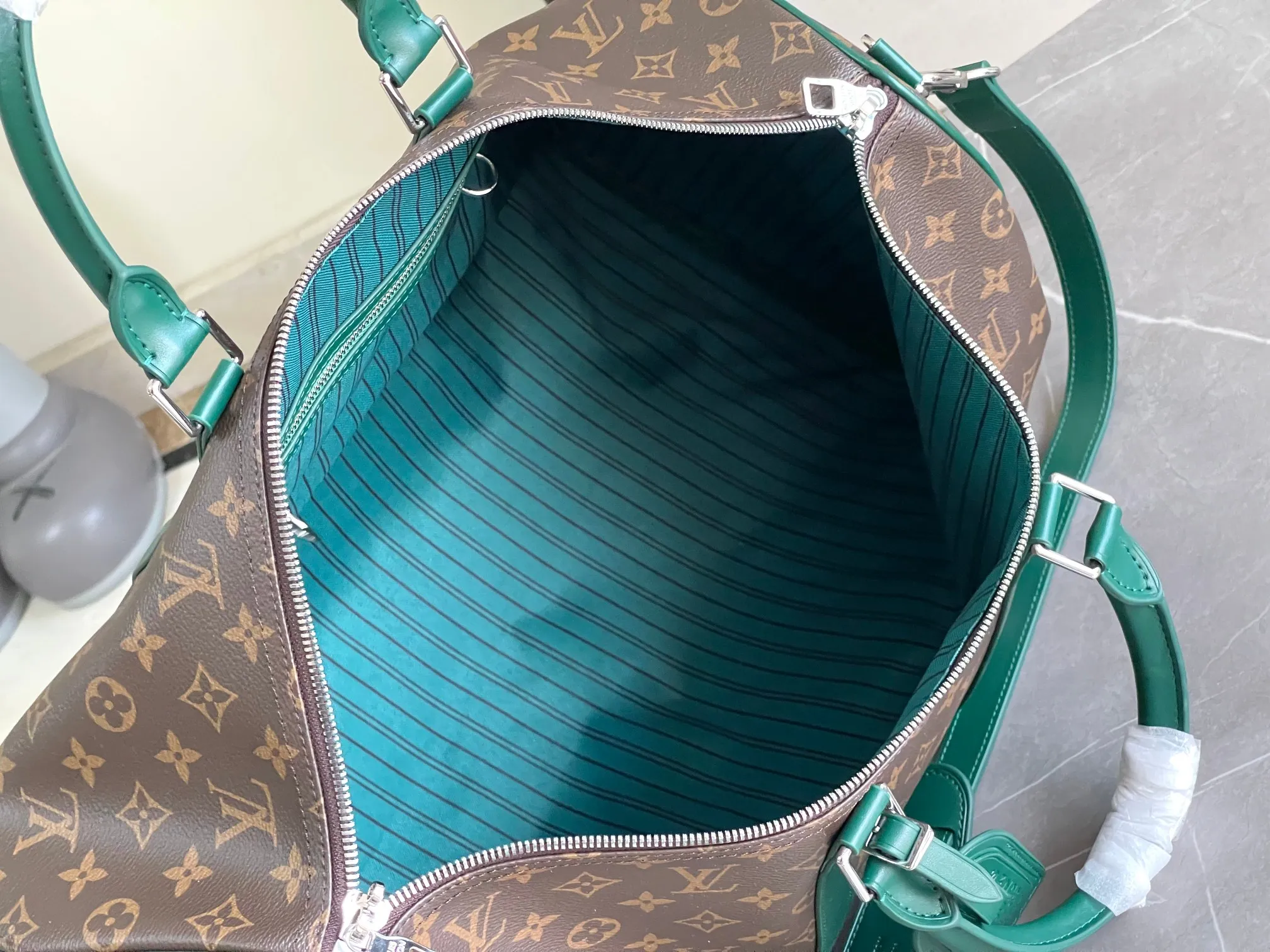 💰1140 Top Original M12634 Yellow M12633 Dark Blue M12629 Light Blue M12630 Dark Green Top Original This Keepall Bandoulière 50 travel bag is made of Monogram Macassar canvas, which simultaneously renders bright colors for the side straps, nameplate, fabric lining and top leather handle. The size of your carry-on luggage hides plenty of space. 50.0 x 29.0 x 23.0 cm (L x H x W) • Monogram Macassar coated canvas • Cow leather trim • Textile lining • Metal hardware • Carry-on dimensions • Double zipper closure • Padlock • Removable name tag • Internal zip pocket • Shoulder strap: removable, adjustable • Half-length strap: 36.0 cm • Half-length strap adjustable to: 50.0 cm • Handle: Double handle