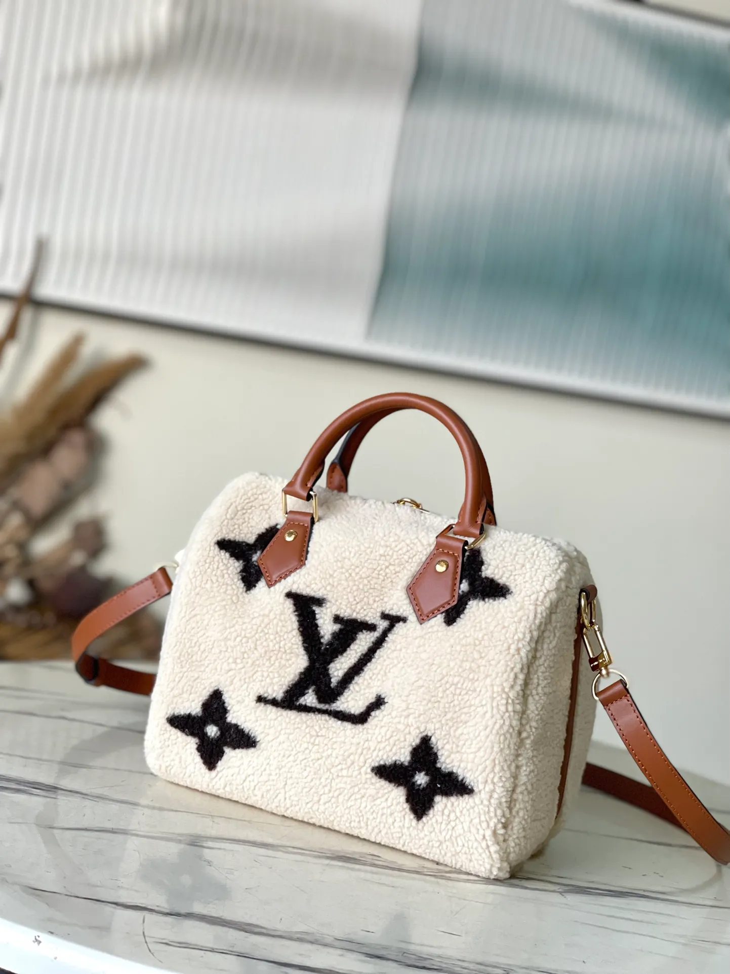 💰1300 Top original order M23468 White lamb velvet is made of soft wool leather with grained leather trimmings. It relies on complex intarsia technology to outline the PPGiant Monogram pattern, showing the trend of the winter series. Rolled leather top handles and removable and adjustable leather shoulder strap allow for a variety of carrying options. Dimensions: 25.0 x 19.0 x 15.0 cm
