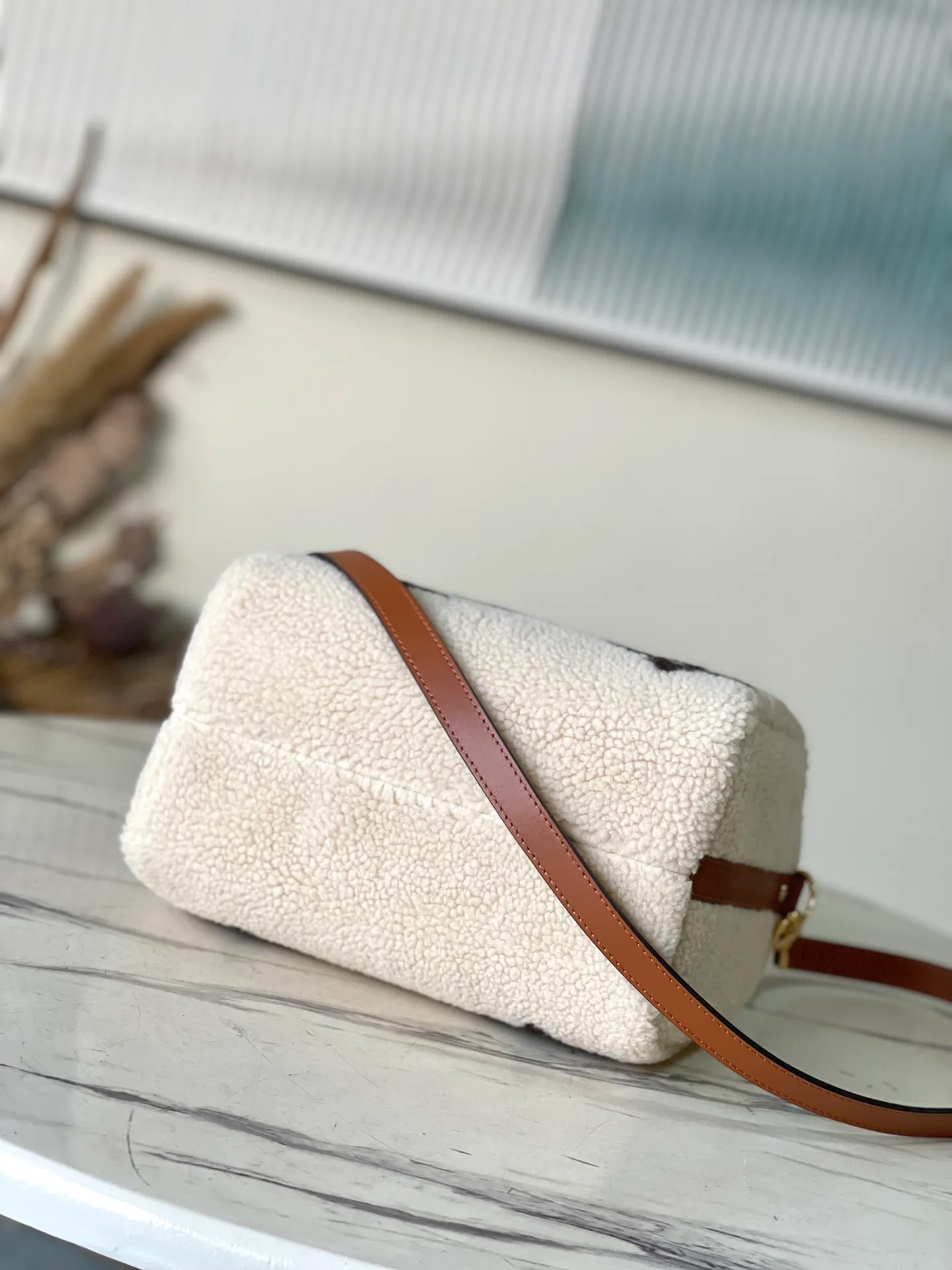 💰1300 Top original order M23468 White lamb velvet is made of soft wool leather with grained leather trimmings. It relies on complex intarsia technology to outline the PPGiant Monogram pattern, showing the trend of the winter series. Rolled leather top handles and removable and adjustable leather shoulder strap allow for a variety of carrying options. Dimensions: 25.0 x 19.0 x 15.0 cm