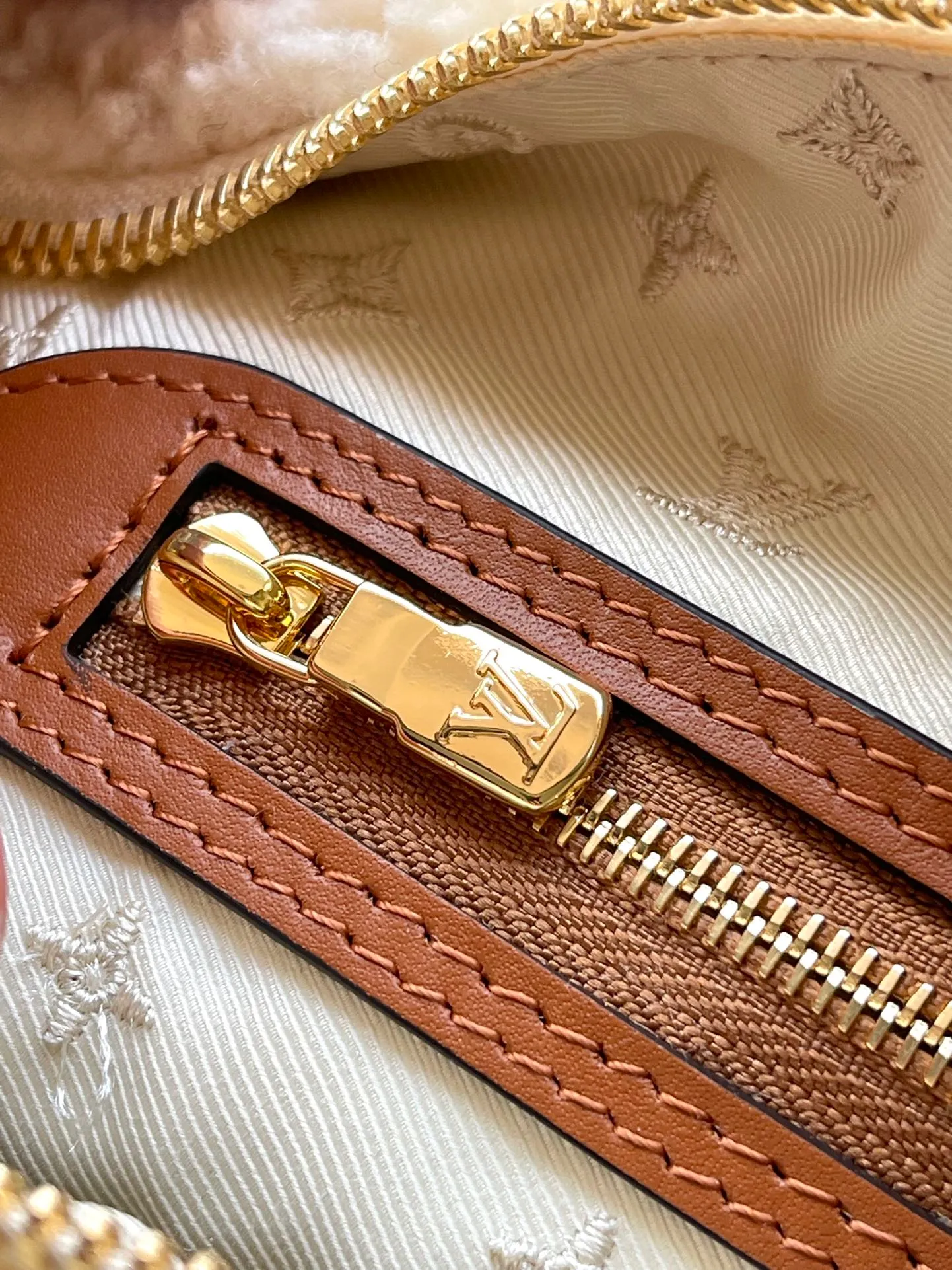 💰1300 Top original order M23468 White lamb velvet is made of soft wool leather with grained leather trimmings. It relies on complex intarsia technology to outline the PPGiant Monogram pattern, showing the trend of the winter series. Rolled leather top handles and removable and adjustable leather shoulder strap allow for a variety of carrying options. Dimensions: 25.0 x 19.0 x 15.0 cm
