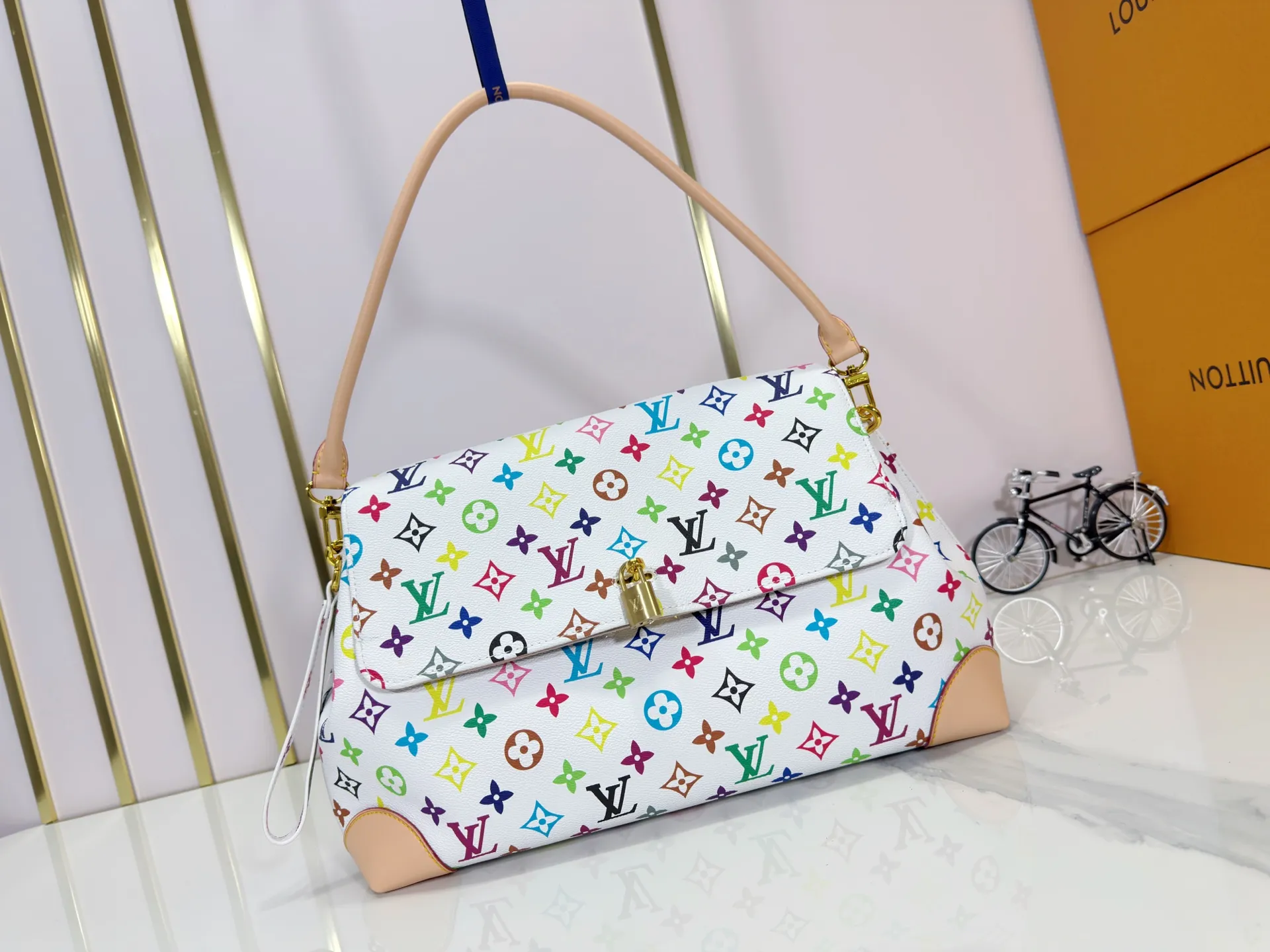 P320 Upgraded original M14473 This Hide Away handbag is made of Monogram coated canvas, integrating clean lines with the brand's traditional elements, creating an excellent choice for both work and leisure. The metal padlock and Toron handles harken back to 1930s archival style, and a hidden interior compartment keeps valuables safe. Dimensions: 36.0 x 26.0 x 18.0 cm (length x height x width)