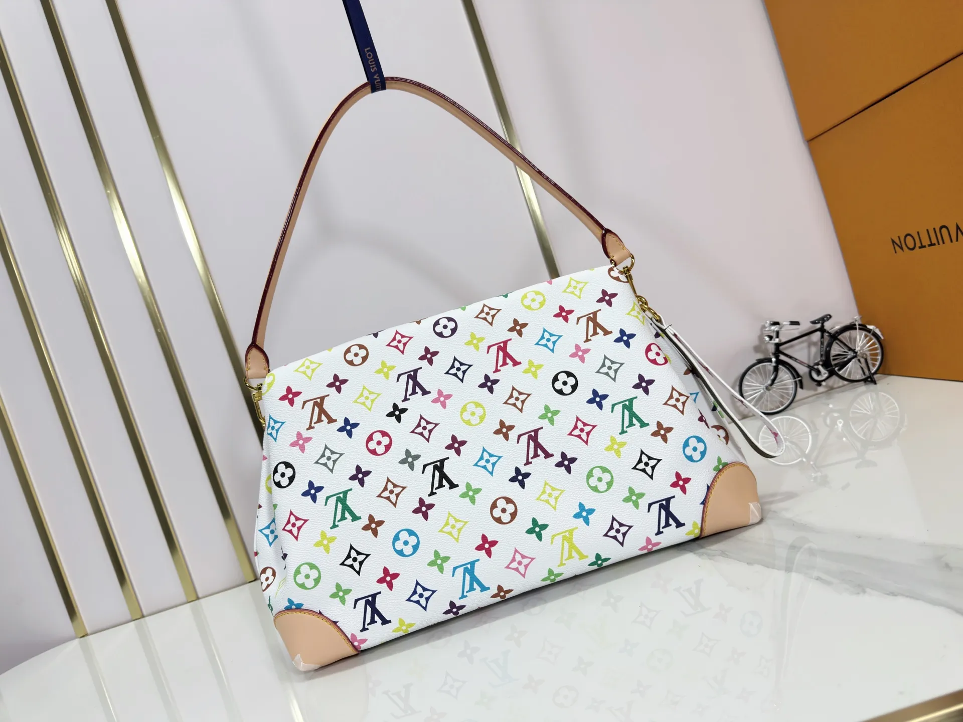 P320 Upgraded original M14473 This Hide Away handbag is made of Monogram coated canvas, integrating clean lines with the brand's traditional elements, creating an excellent choice for both work and leisure. The metal padlock and Toron handles harken back to 1930s archival style, and a hidden interior compartment keeps valuables safe. Dimensions: 36.0 x 26.0 x 18.0 cm (length x height x width)