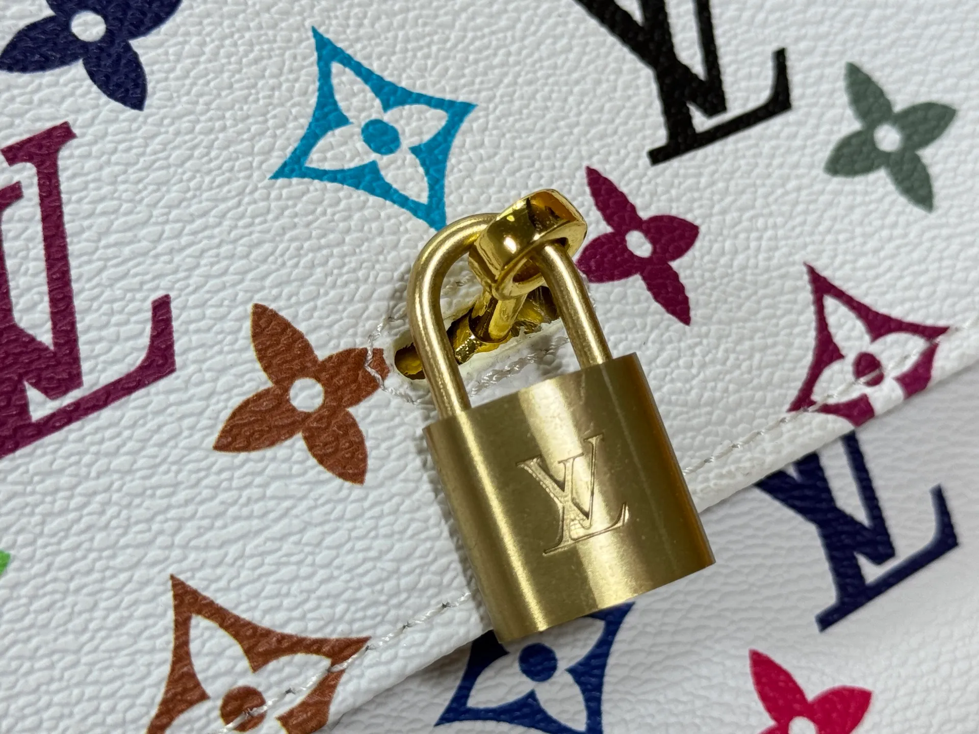 P320 Upgraded original M14473 This Hide Away handbag is made of Monogram coated canvas, integrating clean lines with the brand's traditional elements, creating an excellent choice for both work and leisure. The metal padlock and Toron handles harken back to 1930s archival style, and a hidden interior compartment keeps valuables safe. Dimensions: 36.0 x 26.0 x 18.0 cm (length x height x width)