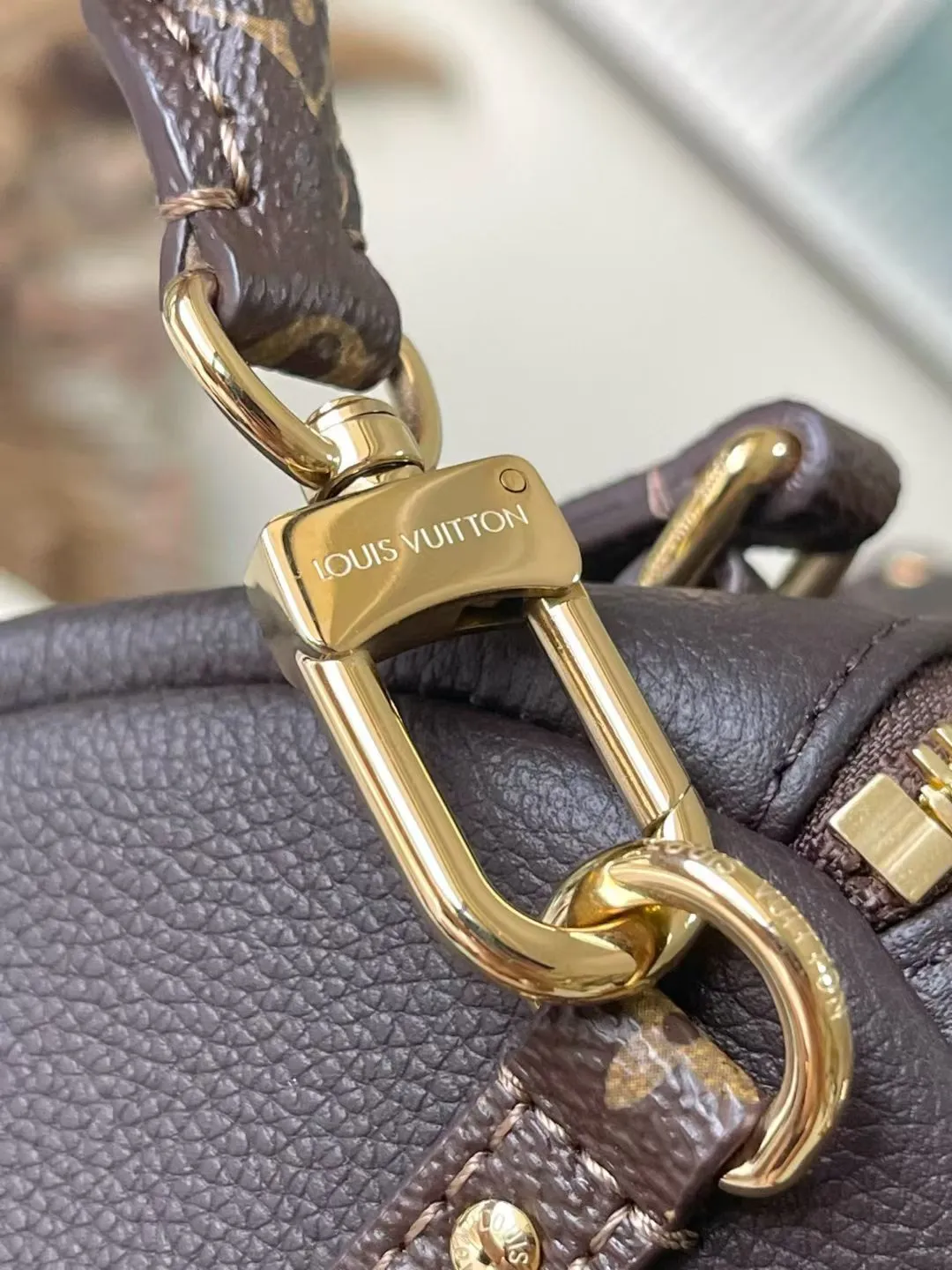 💰1140 (top layer leather) top original order M26397 This season’s Express medium handbag is specially crafted for modern women. This iconic design features a calfskin body with classic Monogram canvas trim. The Monogram jacquard lining pays tribute to the brand's long heritage, making it a perfect choice for urban life. It can be worn in various ways at will. The key bag and padlock are the finishing touches, adding subtle details to the overall design. Dimensions: 36 × 24 × 18.5 cm