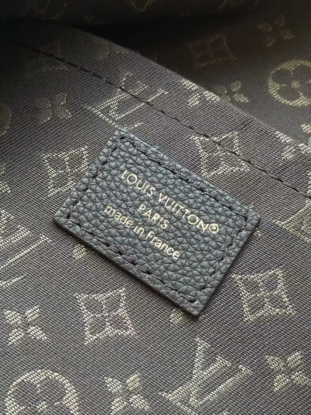 💰1140 (top layer leather) top original order M26397 This season’s Express medium handbag is specially crafted for modern women. This iconic design features a calfskin body with classic Monogram canvas trim. The Monogram jacquard lining pays tribute to the brand's long heritage, making it a perfect choice for urban life. It can be worn in various ways at will. The key bag and padlock are the finishing touches, adding subtle details to the overall design. Dimensions: 36 × 24 × 18.5 cm