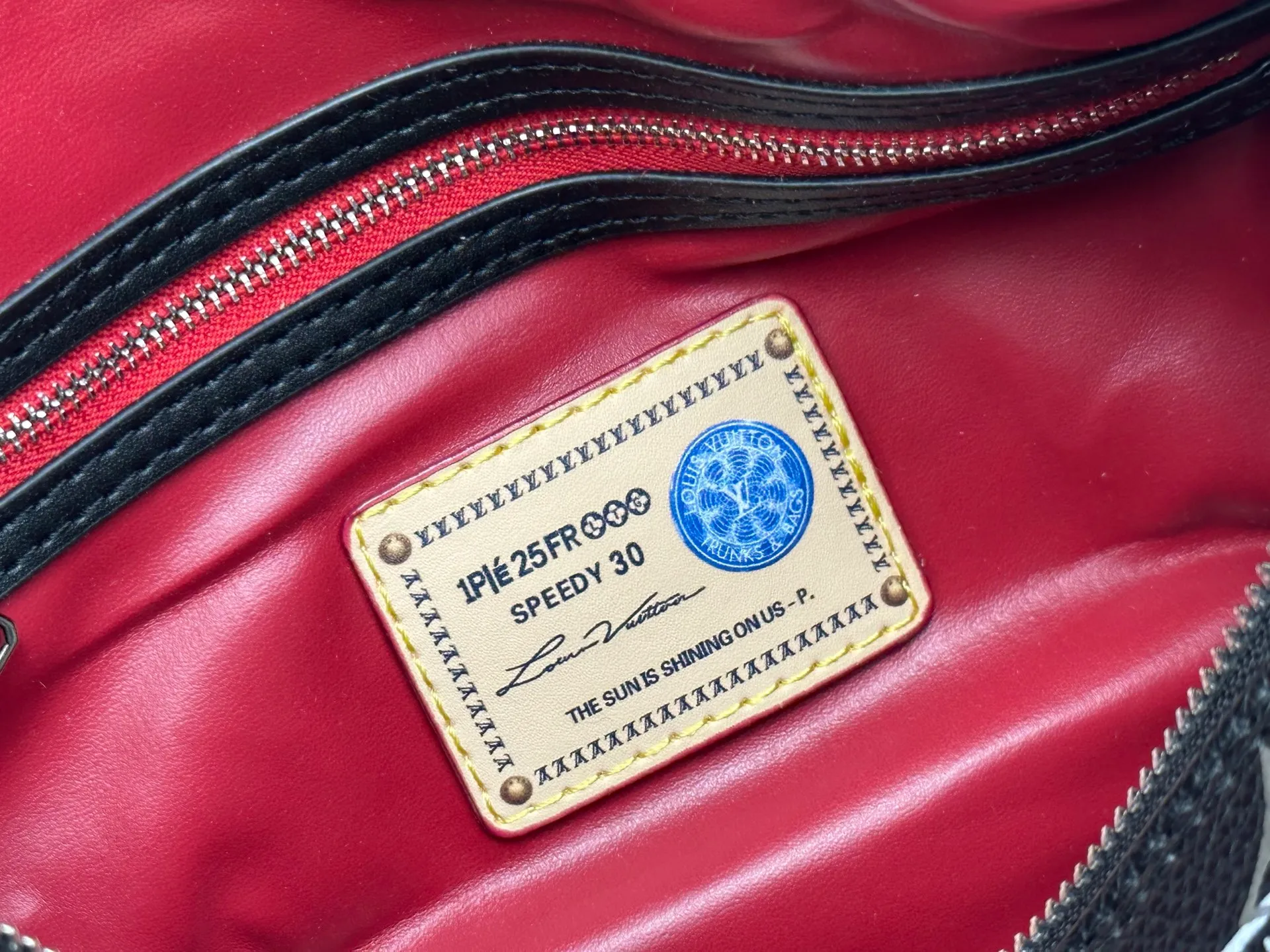 P320 upgraded original M26174 M26175 M26176 M26178 M26180 M24424 LV Speedy 30 Graffiti Pillow Bag Travel Bag Logo-level eye-catching texture and elegant temperament, casual and versatile, which is also the main reason why I bought it. With the soft and tender lambskin material, in short, it can handle various styles of commuting and leisure bags, and it is not a loss. Dimensions: 30×21x17