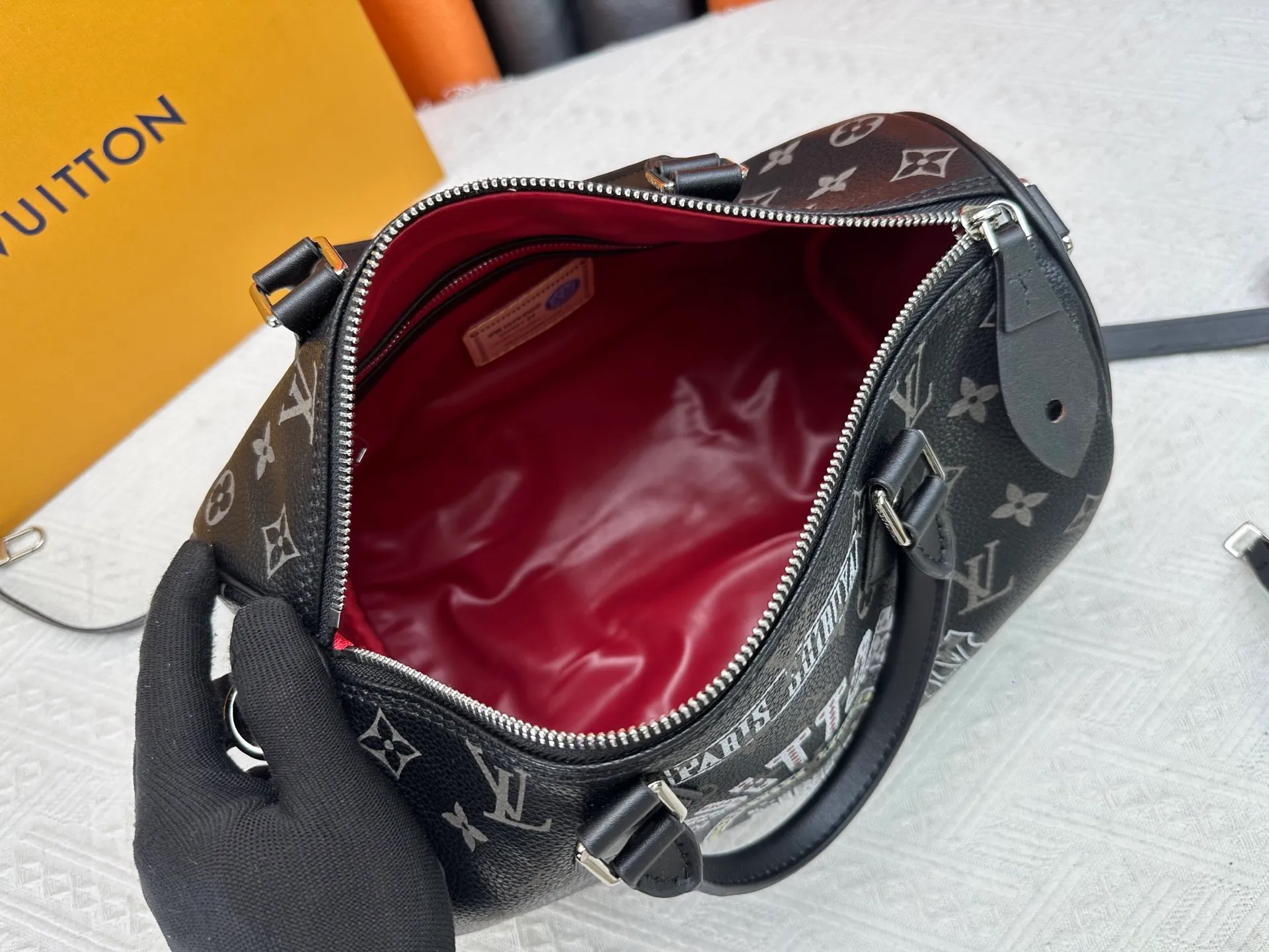 P320 upgraded original M26174 M26175 M26176 M26178 M26180 M24424 LV Speedy 30 Graffiti Pillow Bag Travel Bag Logo-level eye-catching texture and elegant temperament, casual and versatile, which is also the main reason why I bought it. With the soft and tender lambskin material, in short, it can handle various styles of commuting and leisure bags, and it is not a loss. Dimensions: 30×21x17