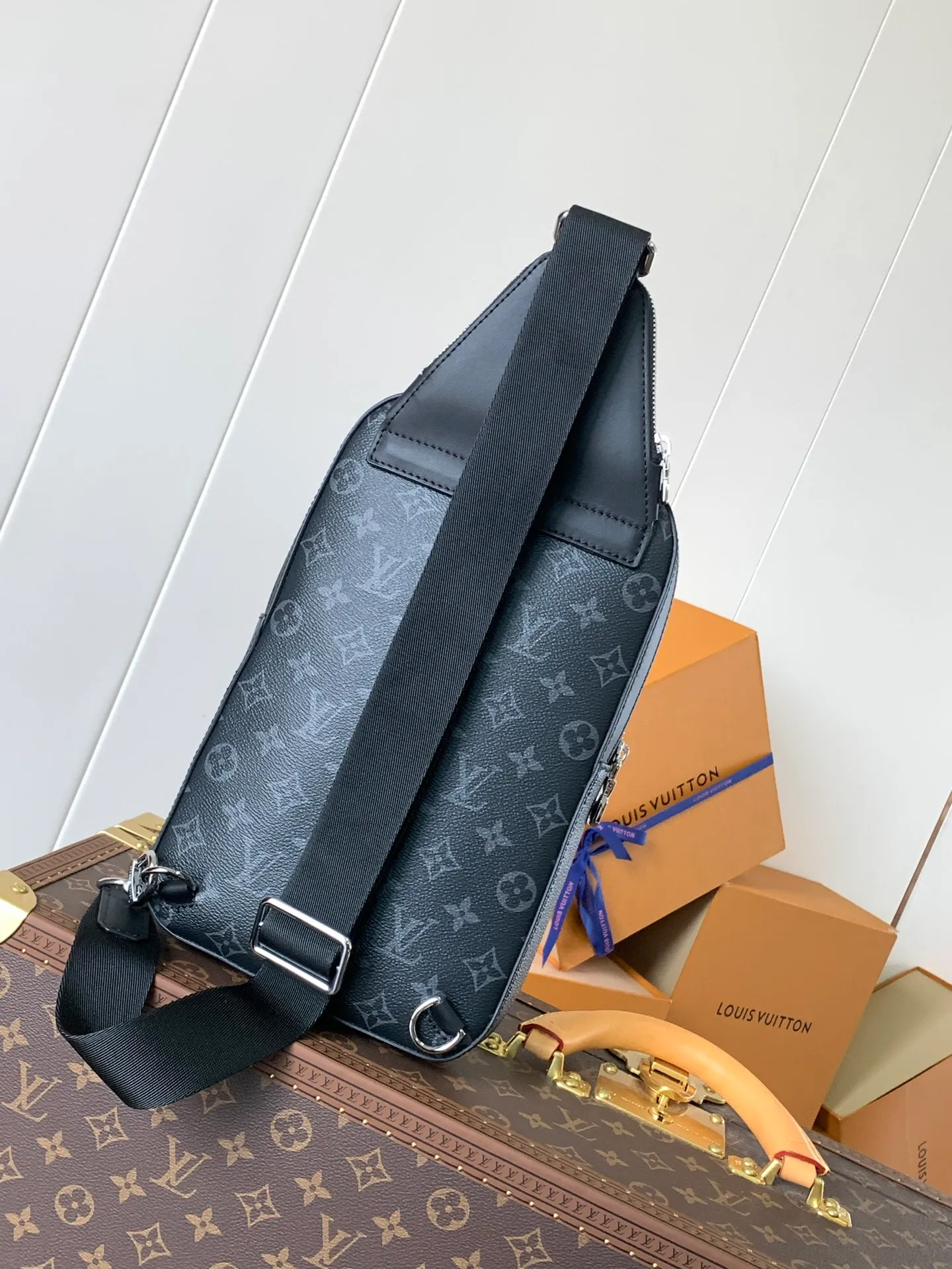 💰860 Top Original Transcoding Chip Style Number: M46327 Black Flower This Avenue shoulder bag is made of Damier Graphite canvas and is decorated with a Louis Vuitton Paris logo leather patch on the front outer pocket. The adjustable nylon shoulder straps can be fixed on the left and right sides with D-rings, while the canvas straps and lining are sustainable. Damier Graphite coated canvas - Calfskin trim - Textile lining - Square hardware on the front - Main compartment - Zip front pocket - Small top zip pocket - Shoulder strap, non-detachable, adjustable! Size:20x31x7CM