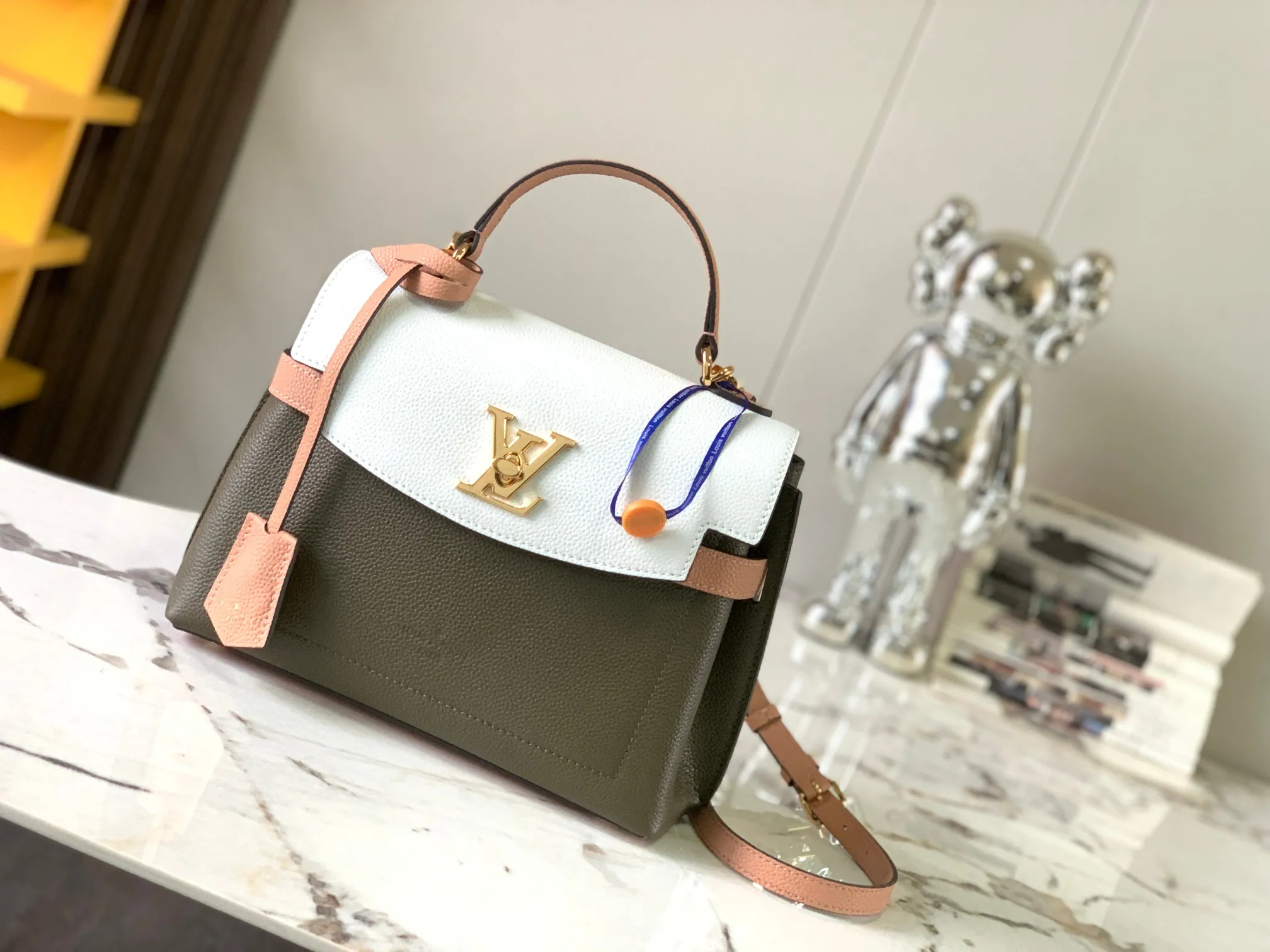 P 1440 [Original leather 💋M20797 olive green with khaki] Lockme Ever BB handbag condenses the essence and elegantly accommodates daily needs in BB size. Soft calf leather shapes the clamshell design and smooth lines, releasing modern charm. The leather shoulder strap allows for shoulder or cross-body carry. Detailed size: 28×20×11.5cm
