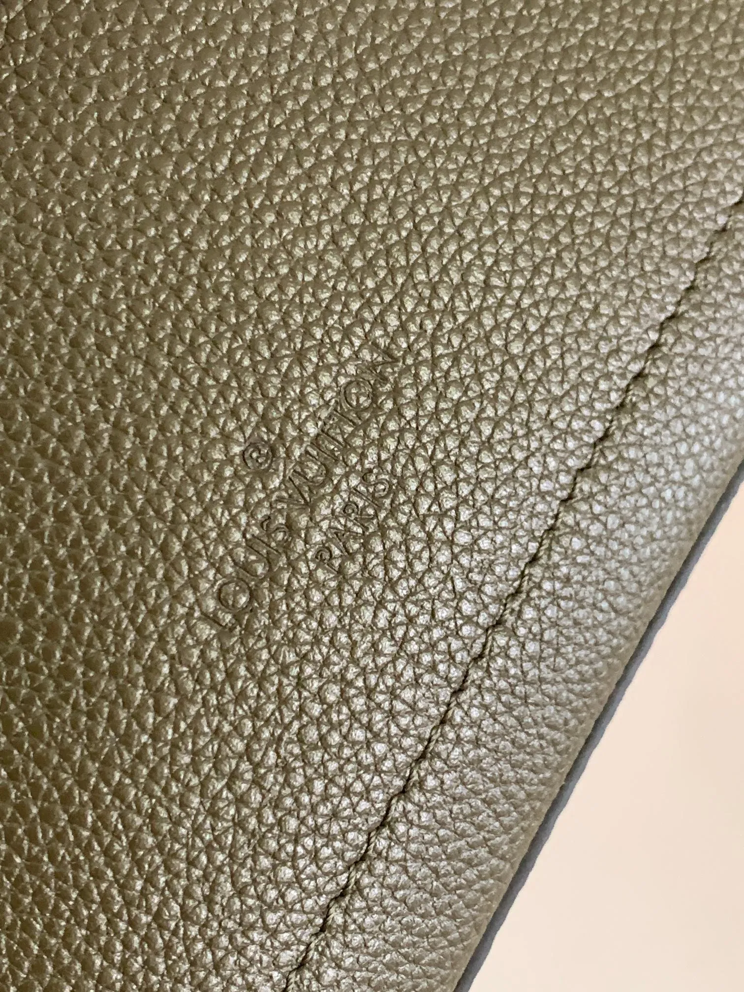 P 1440 [Original leather 💋M20797 olive green with khaki] Lockme Ever BB handbag condenses the essence and elegantly accommodates daily needs in BB size. Soft calf leather shapes the clamshell design and smooth lines, releasing modern charm. The leather shoulder strap allows for shoulder or cross-body carry. Detailed size: 28×20×11.5cm