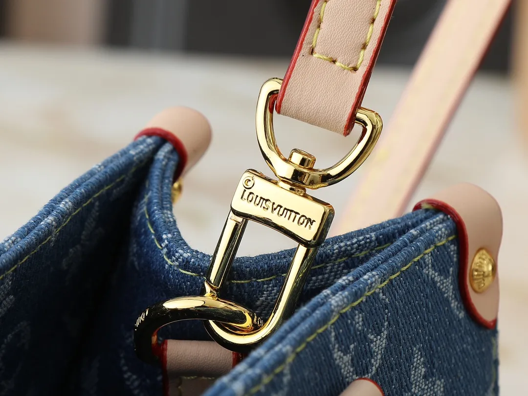 💰260💰Upgraded original M14633 M46373 blue denim denim square bag This OnTheGo small handbag is made of cotton denim woven with Monogram pattern. It is bleached and sand washed to present a retro style. Detachable and Adjustable Shoulder Strap for a Subtle Fit The detachable shoulder strap makes it easy to carry small items like an iPad Mini with you. Detailed features 25x 19 x 11.5 cm.