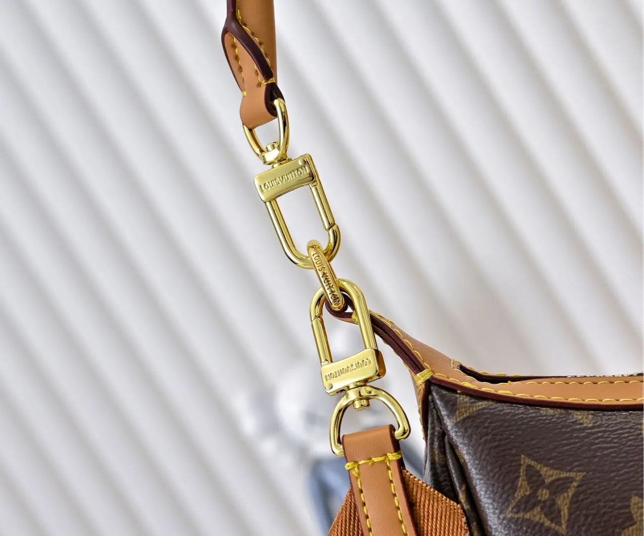 Batch 240💰Upgraded from the original M12939, the new loop hobo handbag is made of monogram coated canvas and monogram reverse coated canvas, with leather corners to define the trendy half-moon silhouette. Both detachable handles and adjustable shoulder strap allow for a variety of carrying options. Dimensions: 22x9x33 cm (HxWxL)