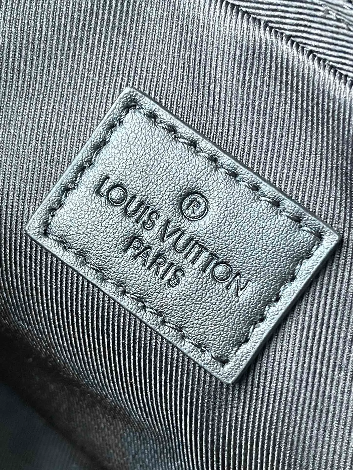 💰780 Top original order M82542 Nano Alpha handbag is made of Monogram Shadow leather with subtle embossing of Monogram pattern, which makes the compact structure show elegant style. The rivet elements are marked with the brand's signature, and the zippered compartments and external patch pockets are convenient for storing daily needs. The detachable and adjustable leather strap allows for comfortable carrying. Dimensions: 11 × 18.5 × 6.5 cm