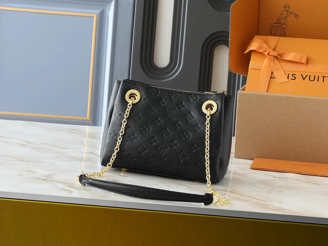 💰260💰Upgraded from the original M43775 M43776 M43777 M43750 This SURENE BB handbag Louis Vuitton's new Surene BB handbag is made of Monogram canvas and grained calfskin, and is equipped with a gold sliding bag chain. Gold metal trim and eye-catching leather trim make it more neat and fashionable. Lightweight, practical, comfortable to carry, easy to match, ideal for fashionable and casual looks. Dimensions: 24.0x 17.0x 11.0 cm