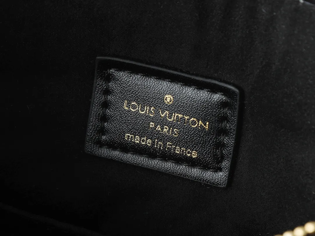 💰260💰Upgraded from the original M43775 M43776 M43777 M43750 This SURENE BB handbag Louis Vuitton's new Surene BB handbag is made of Monogram canvas and grained calfskin, and is equipped with a gold sliding bag chain. Gold metal trim and eye-catching leather trim make it more neat and fashionable. Lightweight, practical, comfortable to carry, easy to match, ideal for fashionable and casual looks. Dimensions: 24.0x 17.0x 11.0 cm