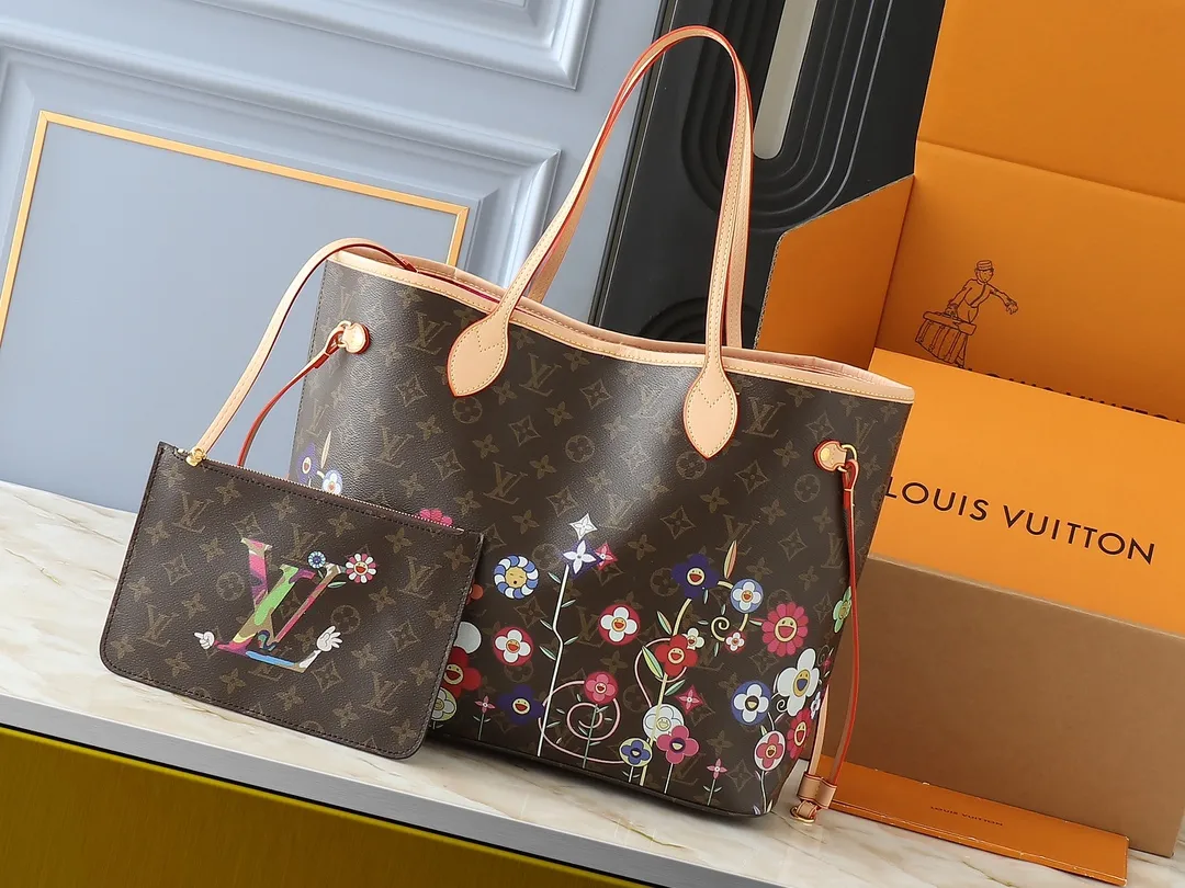 💰220💰Upgraded from the original M13675 M13271 M40995. This Neverfull medium handbag is from the Louis Vuitton Cowhide leather outlines the upper edge, handles and side straps, while the fabric lining incorporates colorful stripes. An interior zip pocket and a removable storage bag complete the functional design. Dimensions: 31.0 x 28.0 x 14.0 cm (length x height x width)