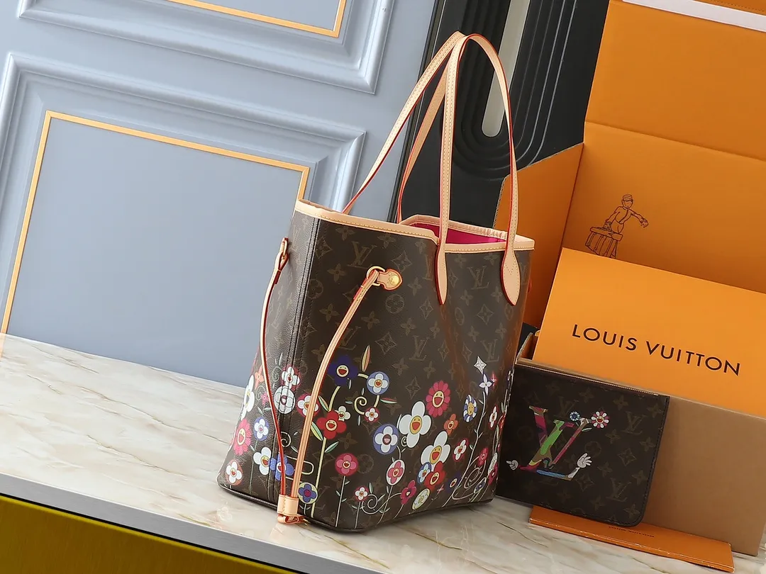 💰220💰Upgraded from the original M13675 M13271 M40995. This Neverfull medium handbag is from the Louis Vuitton Cowhide leather outlines the upper edge, handles and side straps, while the fabric lining incorporates colorful stripes. An interior zip pocket and a removable storage bag complete the functional design. Dimensions: 31.0 x 28.0 x 14.0 cm (length x height x width)