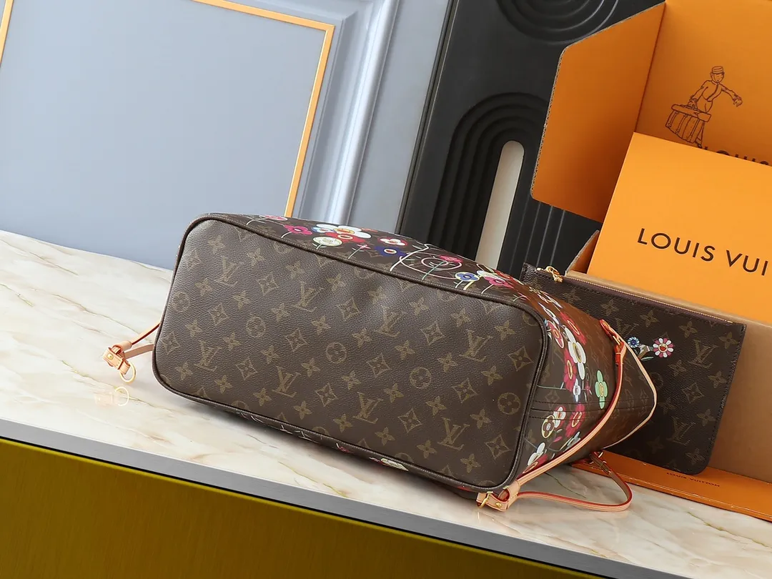💰220💰Upgraded from the original M13675 M13271 M40995. This Neverfull medium handbag is from the Louis Vuitton Cowhide leather outlines the upper edge, handles and side straps, while the fabric lining incorporates colorful stripes. An interior zip pocket and a removable storage bag complete the functional design. Dimensions: 31.0 x 28.0 x 14.0 cm (length x height x width)