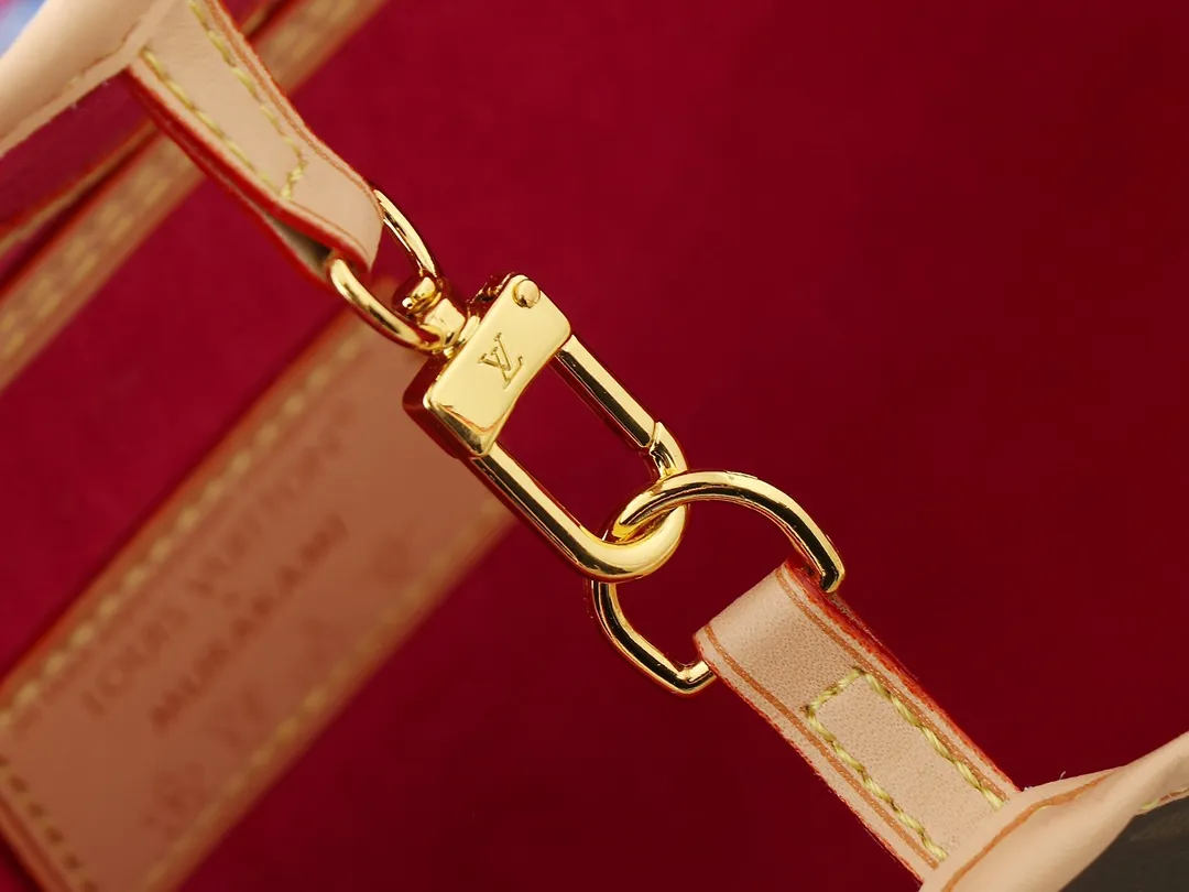 💰220💰Upgraded from the original M13675 M13271 M40995. This Neverfull medium handbag is from the Louis Vuitton Cowhide leather outlines the upper edge, handles and side straps, while the fabric lining incorporates colorful stripes. An interior zip pocket and a removable storage bag complete the functional design. Dimensions: 31.0 x 28.0 x 14.0 cm (length x height x width)