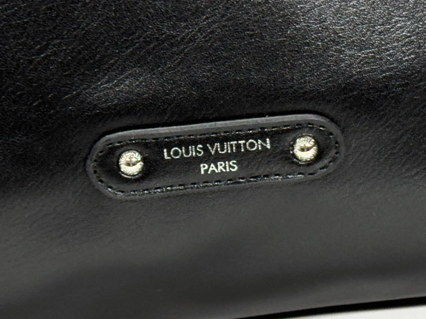 P240 LV METIS handbag M14018 M13986 Smart, intelligent and meticulously crafted, Métis made of Monogram canvas fulfills its promise with its own attitude. With its emphasis on lines and silhouettes, the Métis handbag combines the versatility required of a modern handbag with the elegance and charm of Louis Vuitton's heritage. Two detachable shoulder straps, can be used to carry, carry or carry on the shoulder. Size 48x36x12cm,